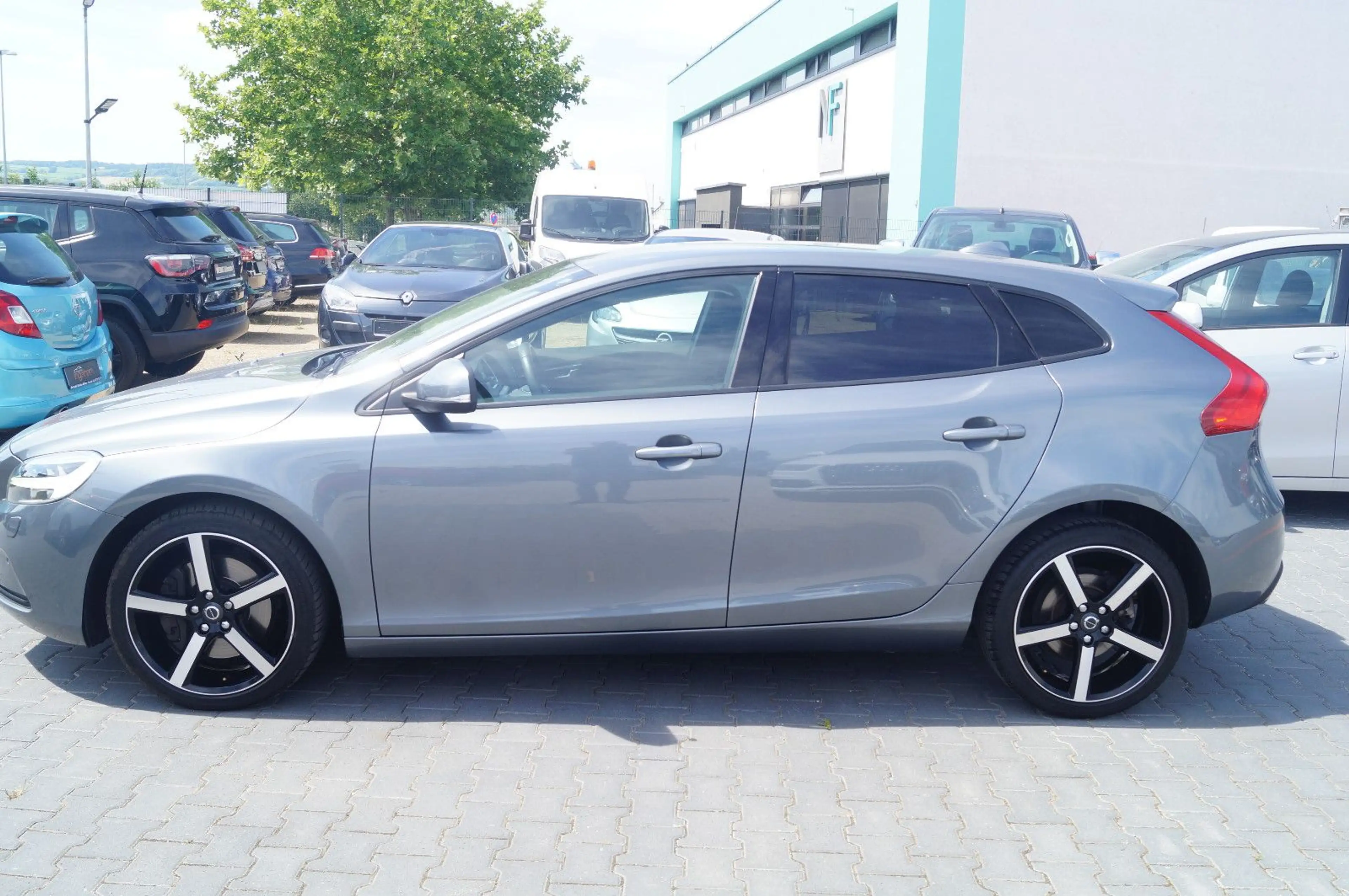 Volvo V40 Momentum AUTOMATIK Navi Kamera PDC SHZ Tempo — photo 5