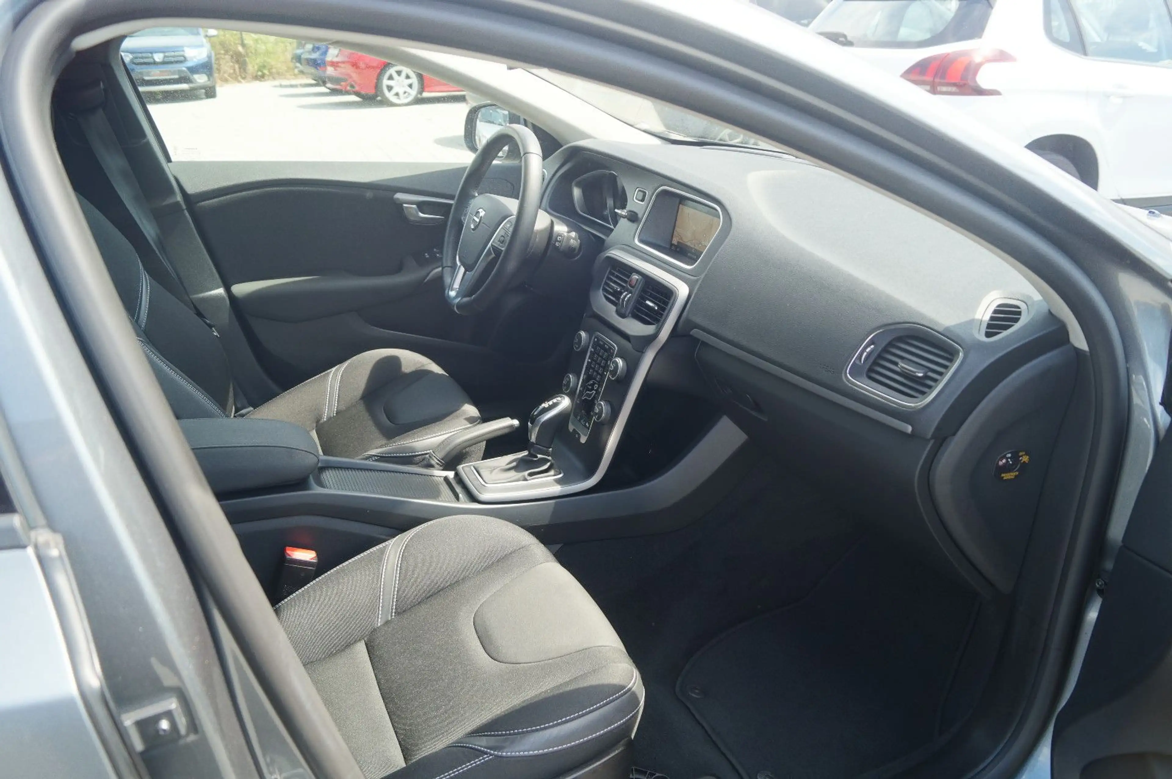 Volvo V40 Momentum AUTOMATIK Navi Kamera PDC SHZ Tempo — photo 10