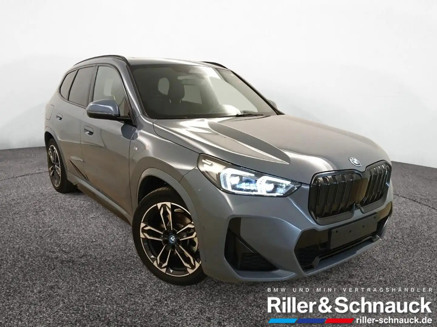 BMW iX1 xDrive30 M Sport AHK+PANO+ACC+HUD+360°KAM Grau - 2