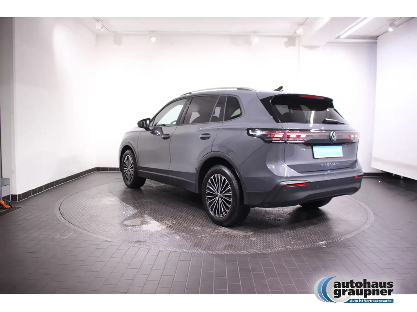 Volkswagen Tiguan 2.0 TDI DSG Life SHZ NAVI AHK ACC LED Grijs - 2