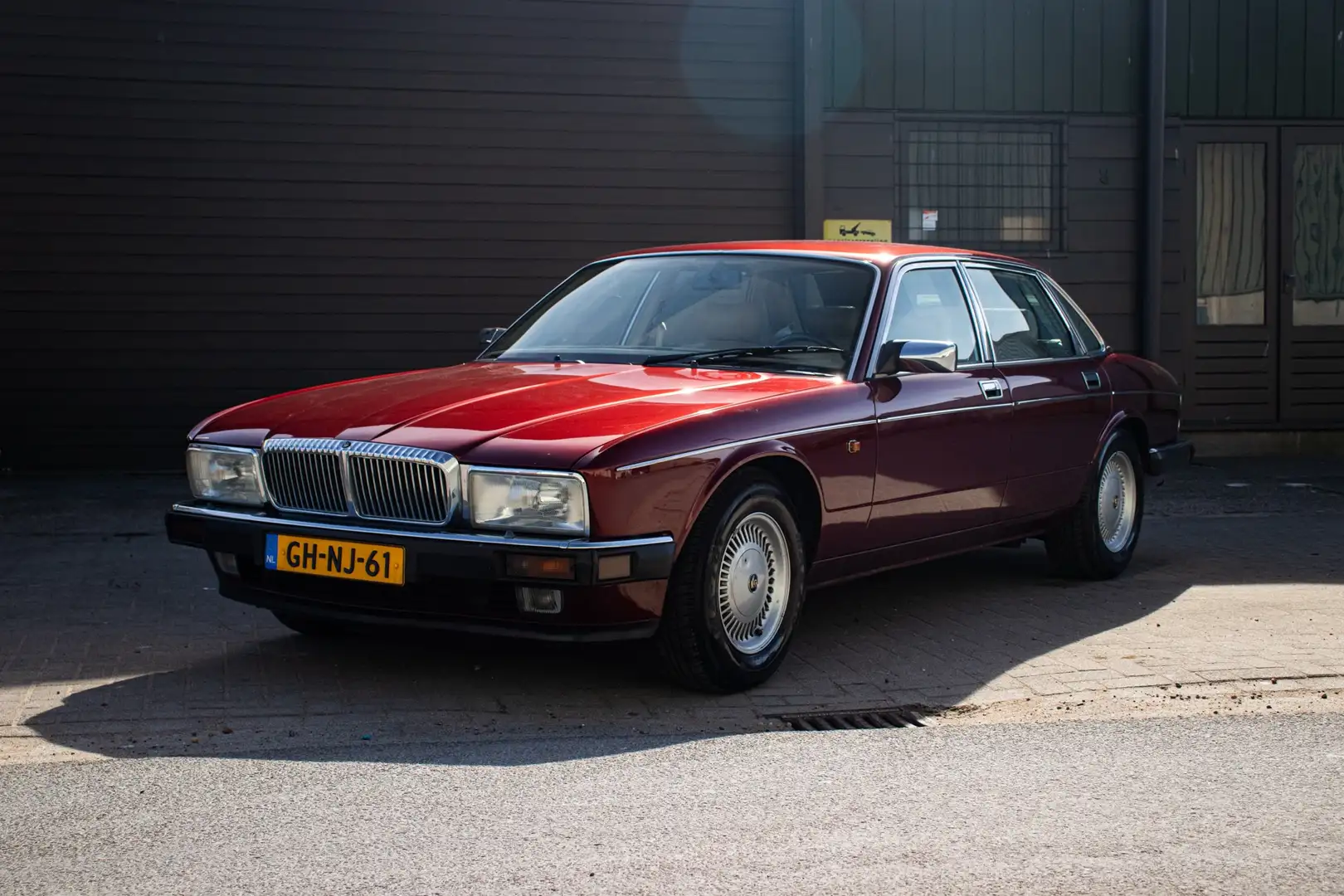 Daimler Double Six v12 XJ40 Rojo - 1