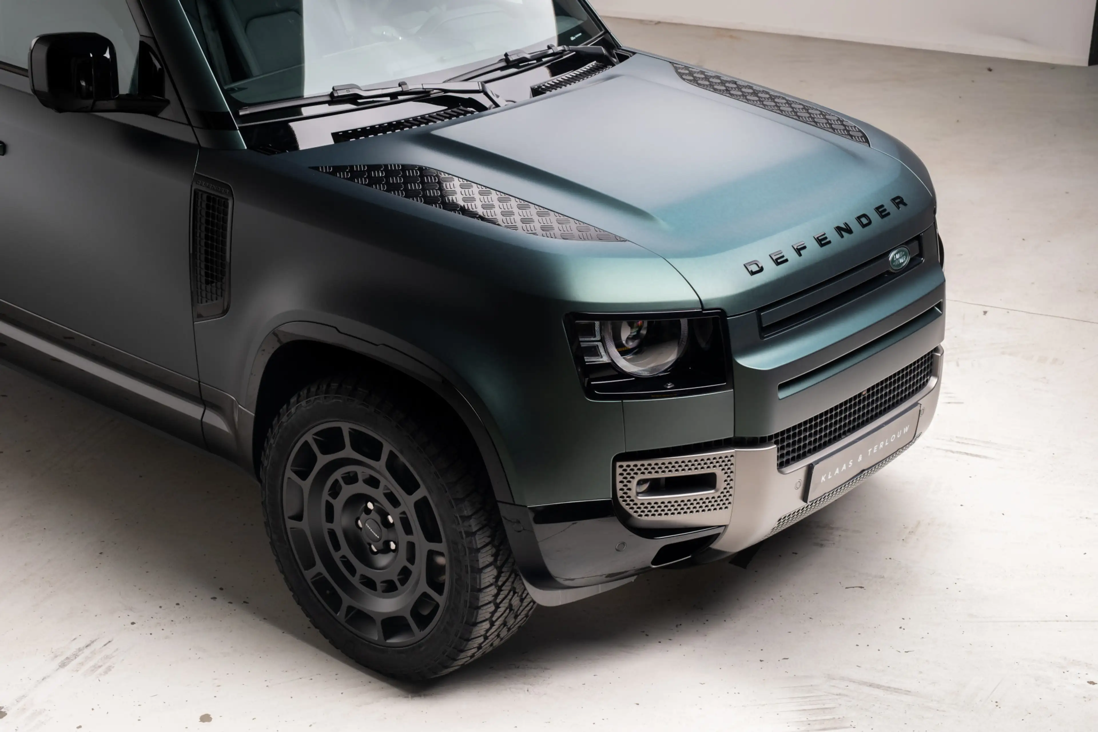 Land Rover Defender 110 P300e 110 X-Dynamic SE | HNP € 124.424,- | 6-Z — photo 12
