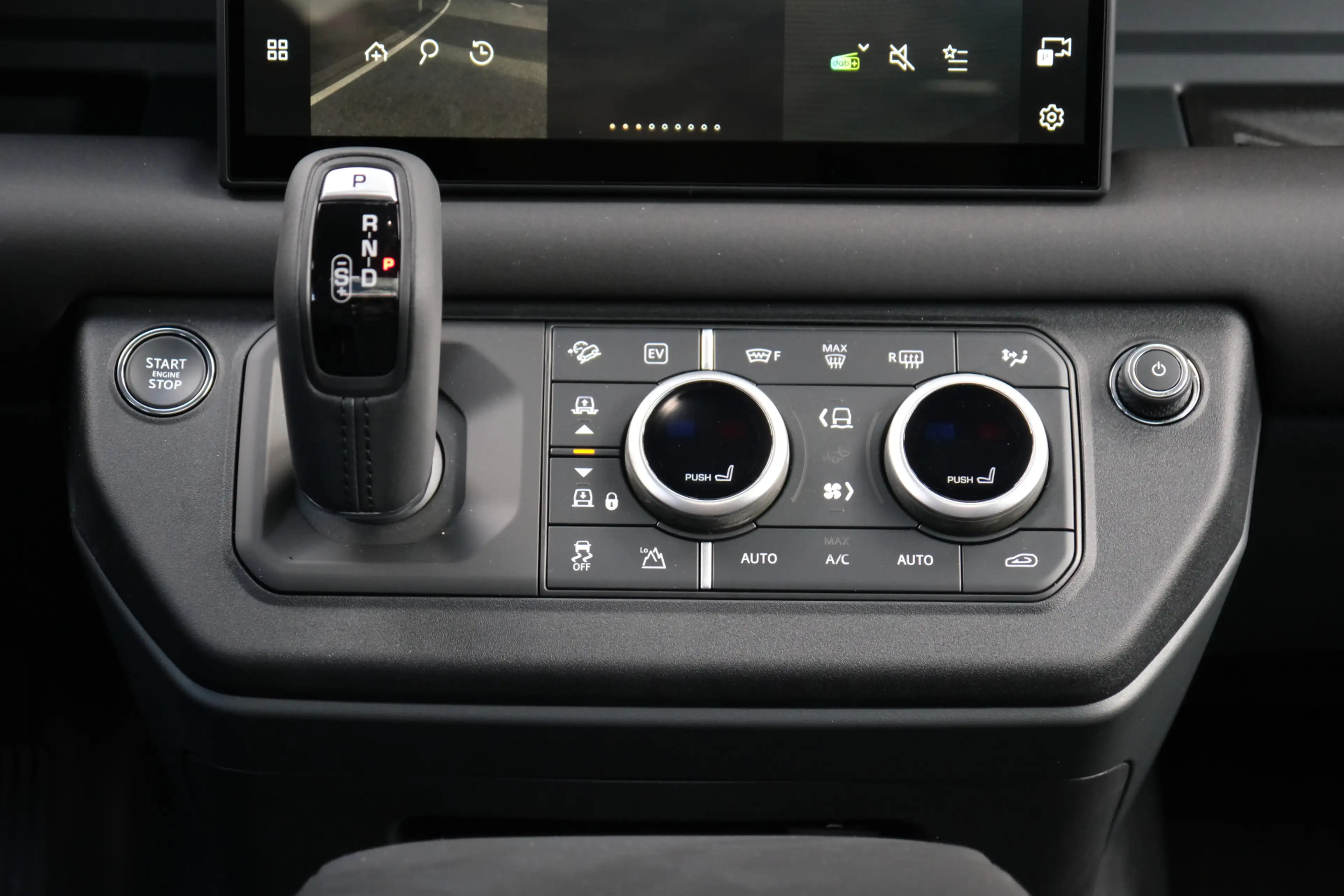 Land Rover Defender 110 P300e 110 X-Dynamic SE | HNP € 124.424,- | 6-Z — photo 36