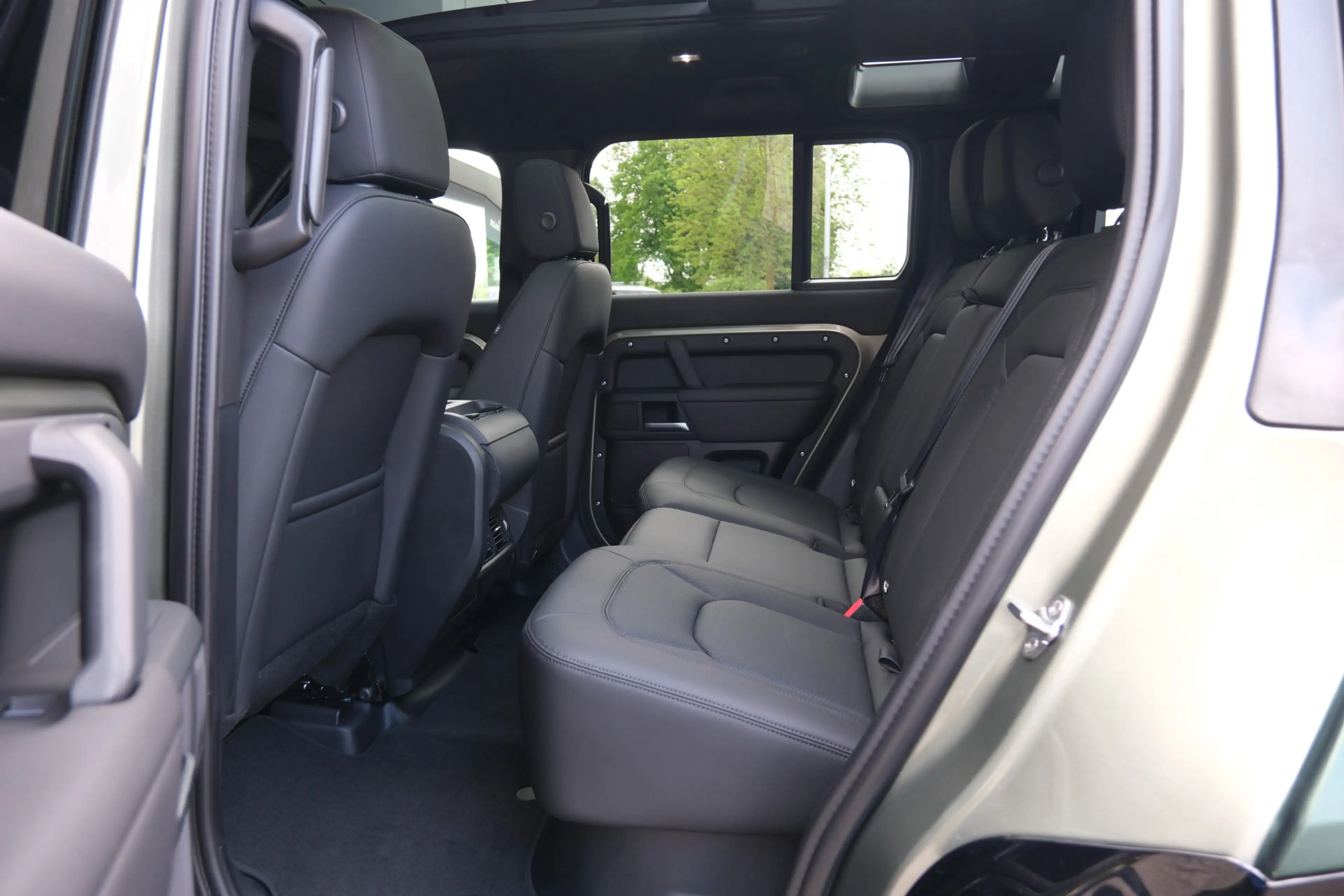 Land Rover Defender 110 P300e 110 X-Dynamic SE | HNP € 124.424,- | 6-Z — photo 5