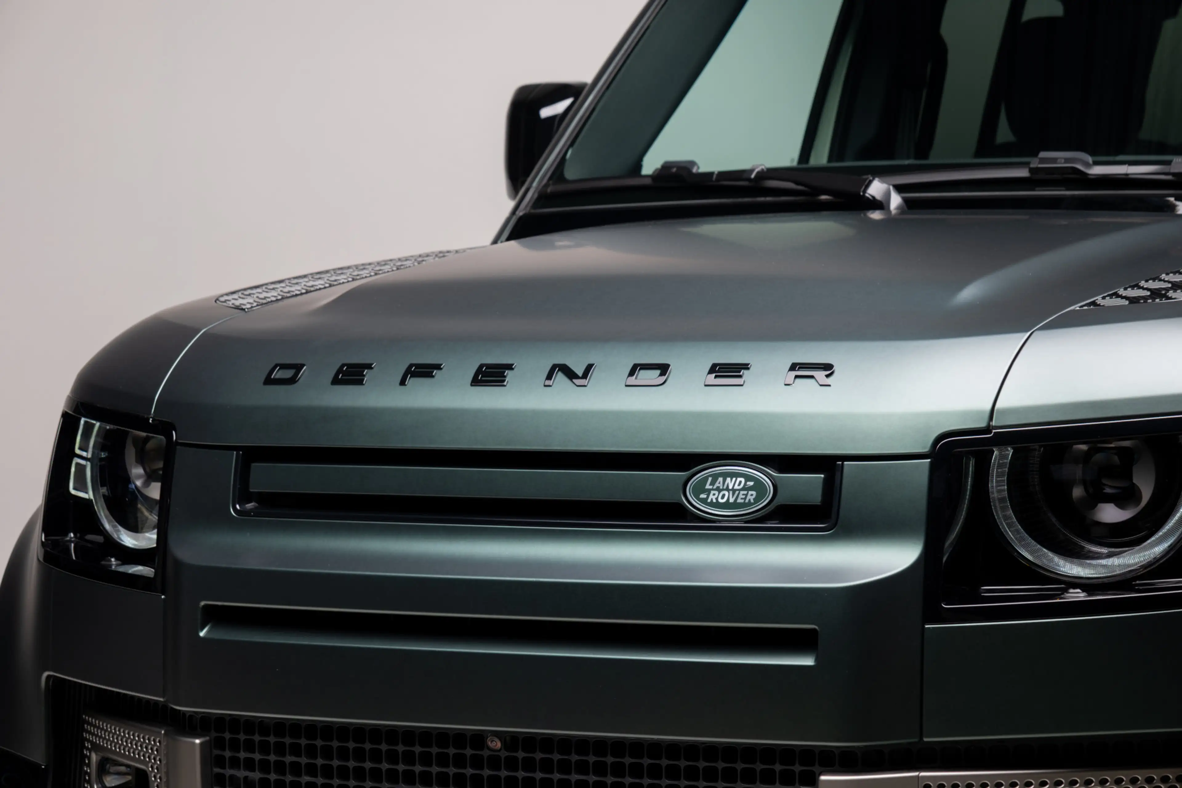 Land Rover Defender 110 P300e 110 X-Dynamic SE | HNP € 124.424,- | 6-Z — photo 10