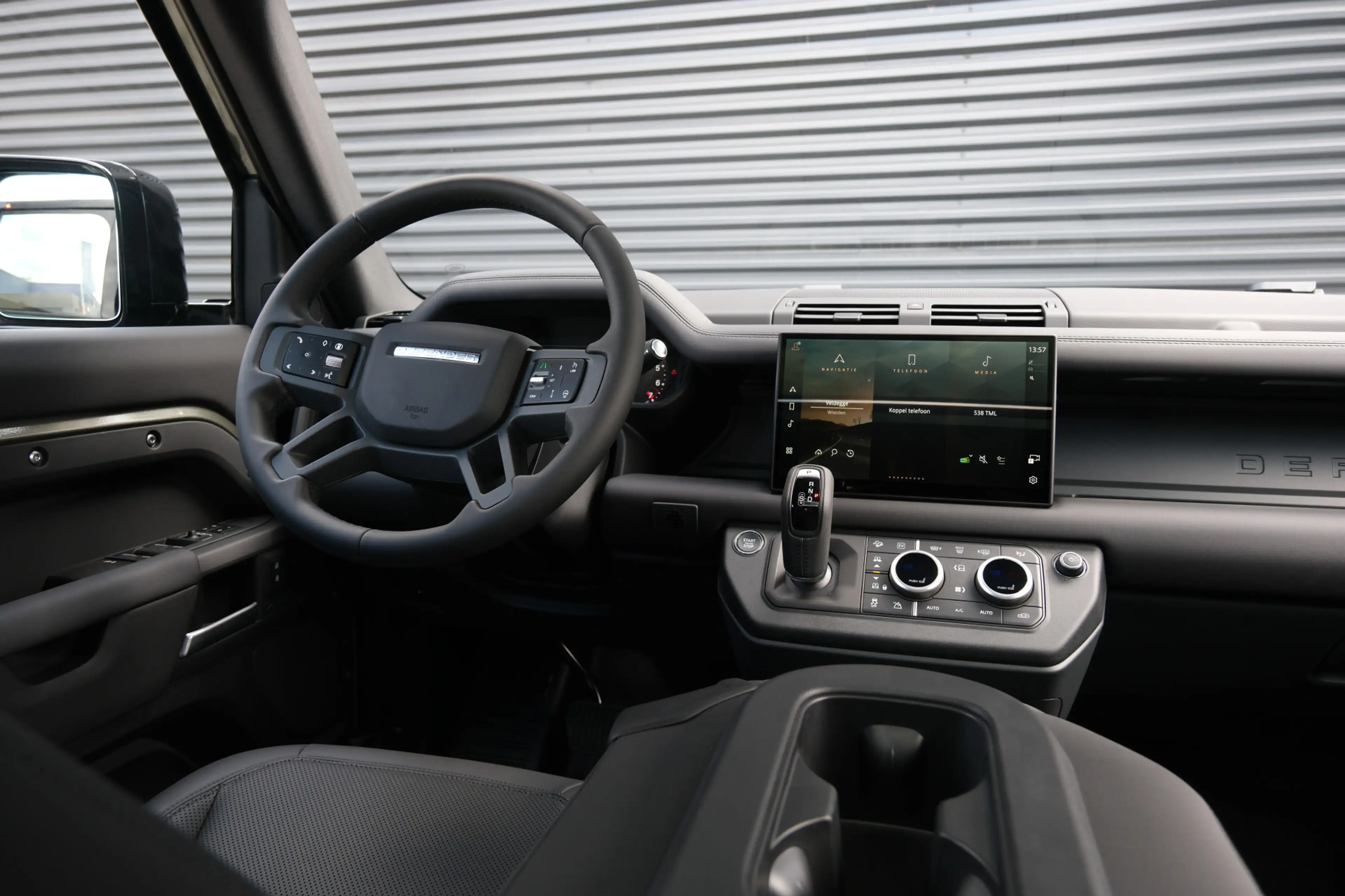 Land Rover Defender 110 P300e 110 X-Dynamic SE | HNP € 124.424,- | 6-Z — photo 3