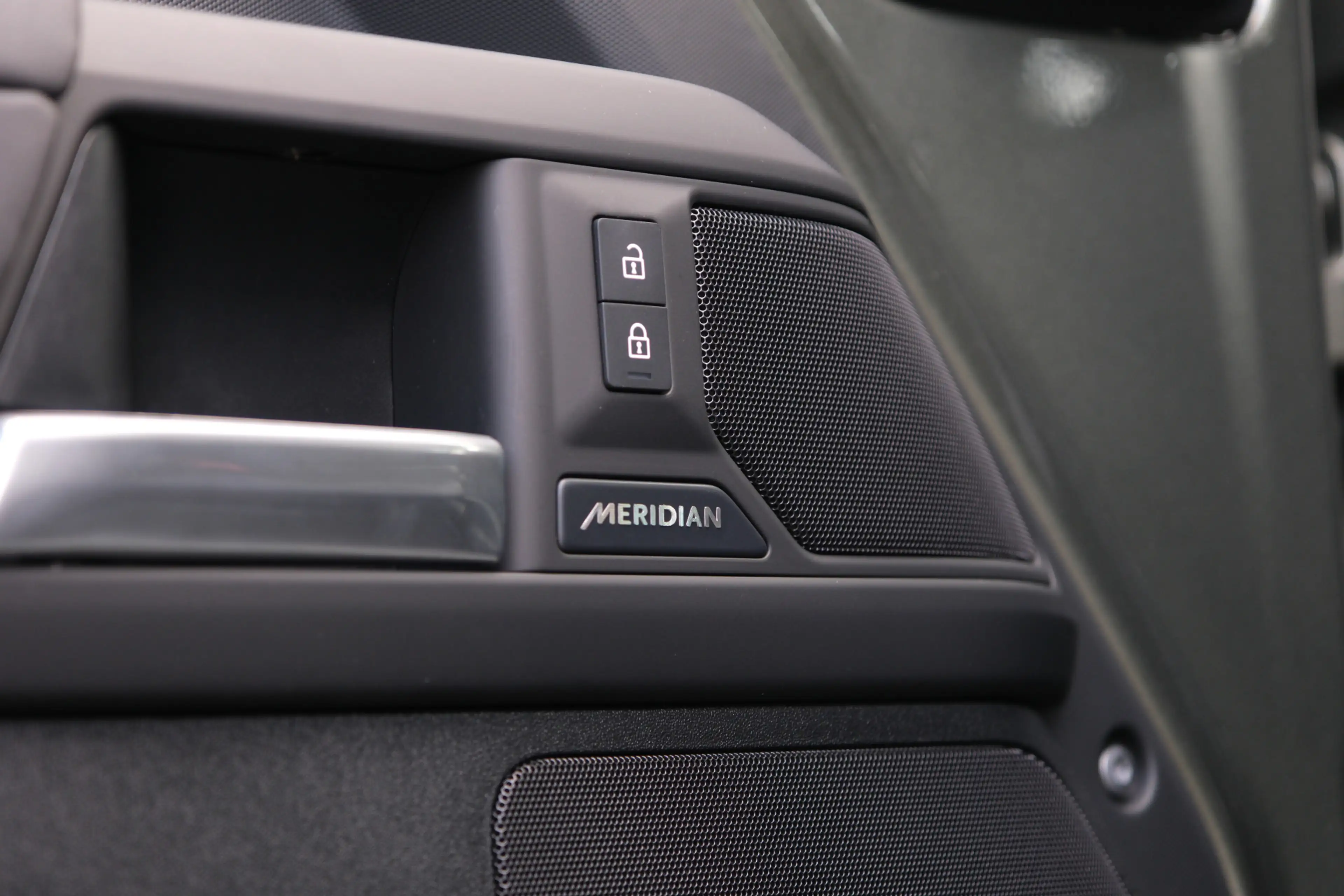Land Rover Defender 110 P300e 110 X-Dynamic SE | HNP € 124.424,- | 6-Z — photo 28