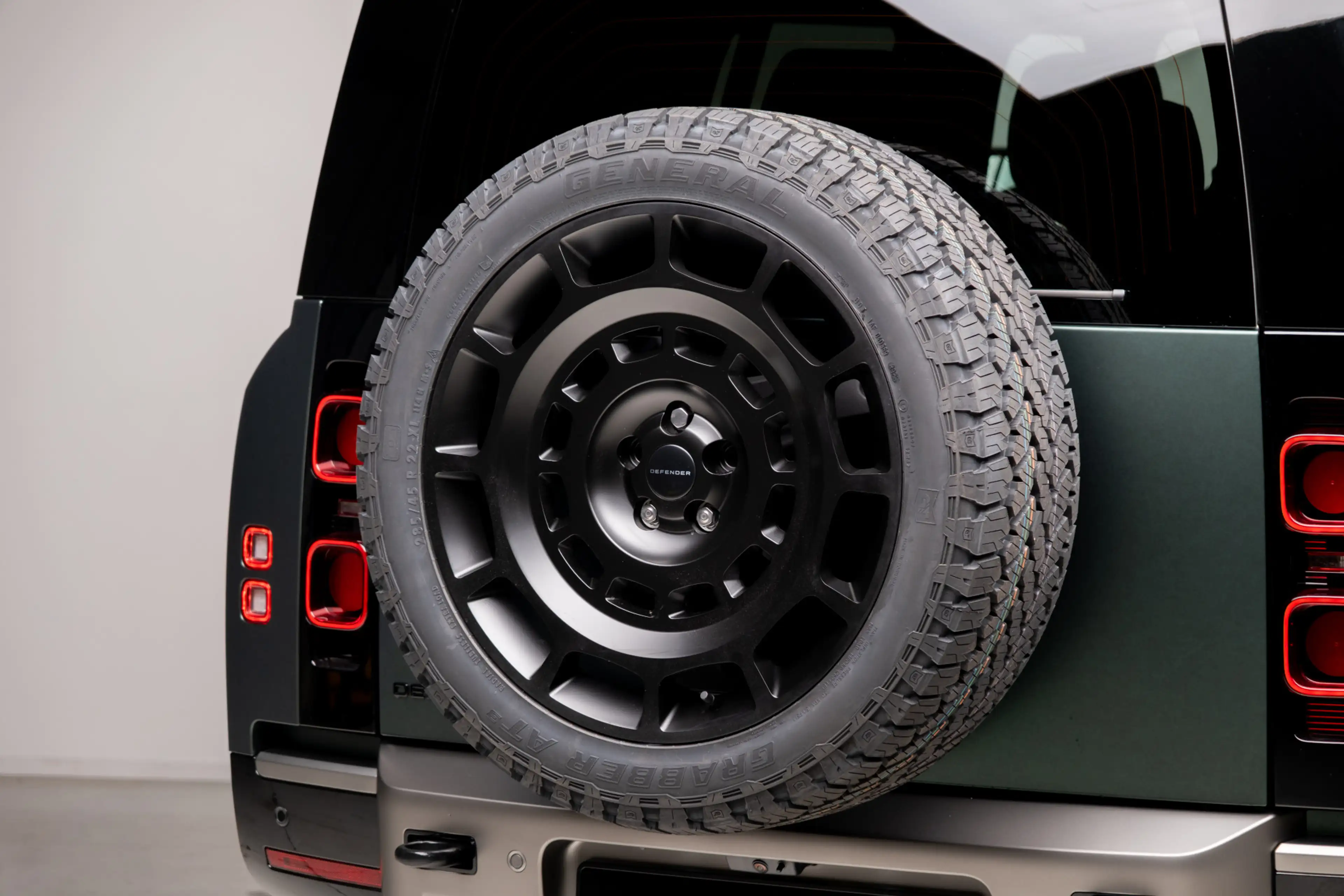 Land Rover Defender 110 P300e 110 X-Dynamic SE | HNP € 124.424,- | 6-Z — photo 23