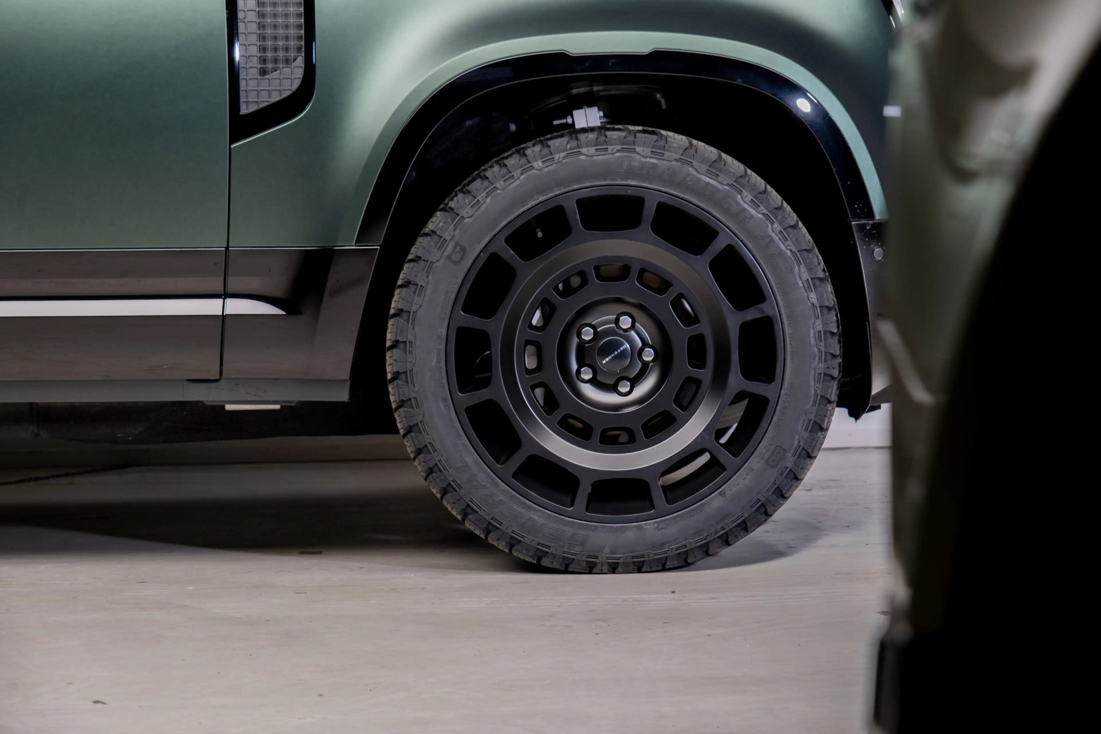 Land Rover Defender 110 P300e 110 X-Dynamic SE | HNP € 124.424,- | 6-Z — photo 15