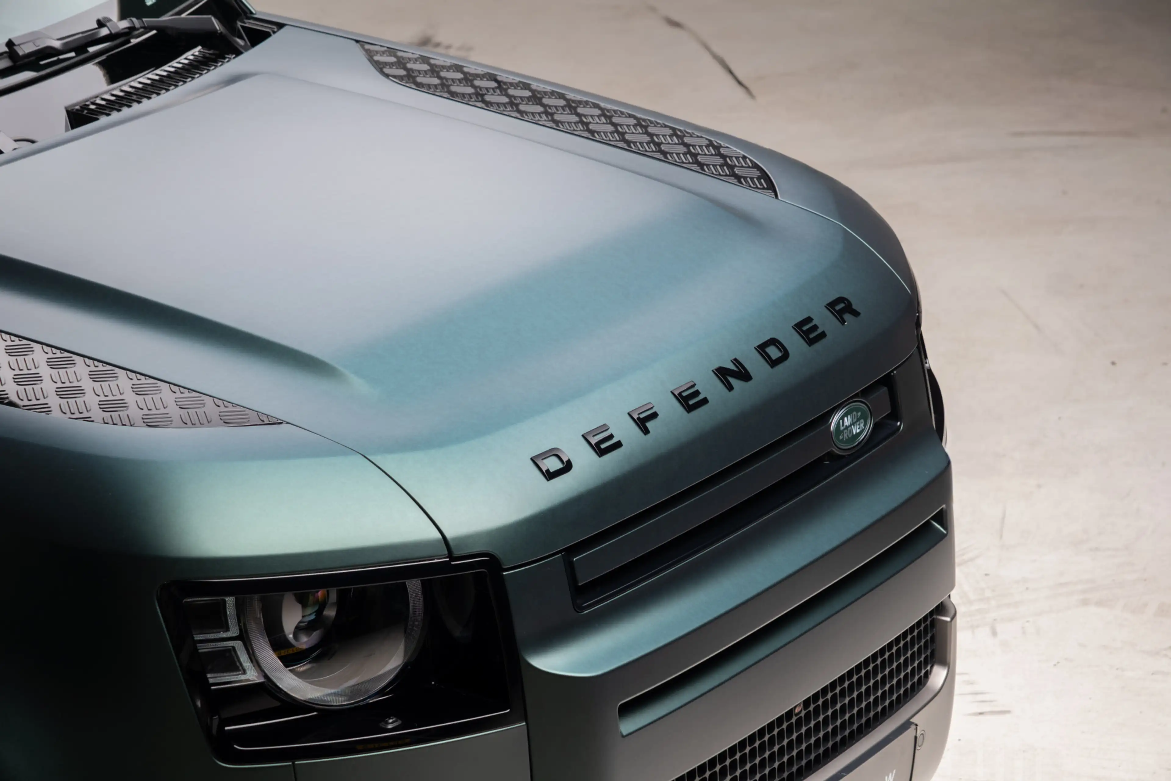 Land Rover Defender 110 P300e 110 X-Dynamic SE | HNP € 124.424,- | 6-Z — photo 13