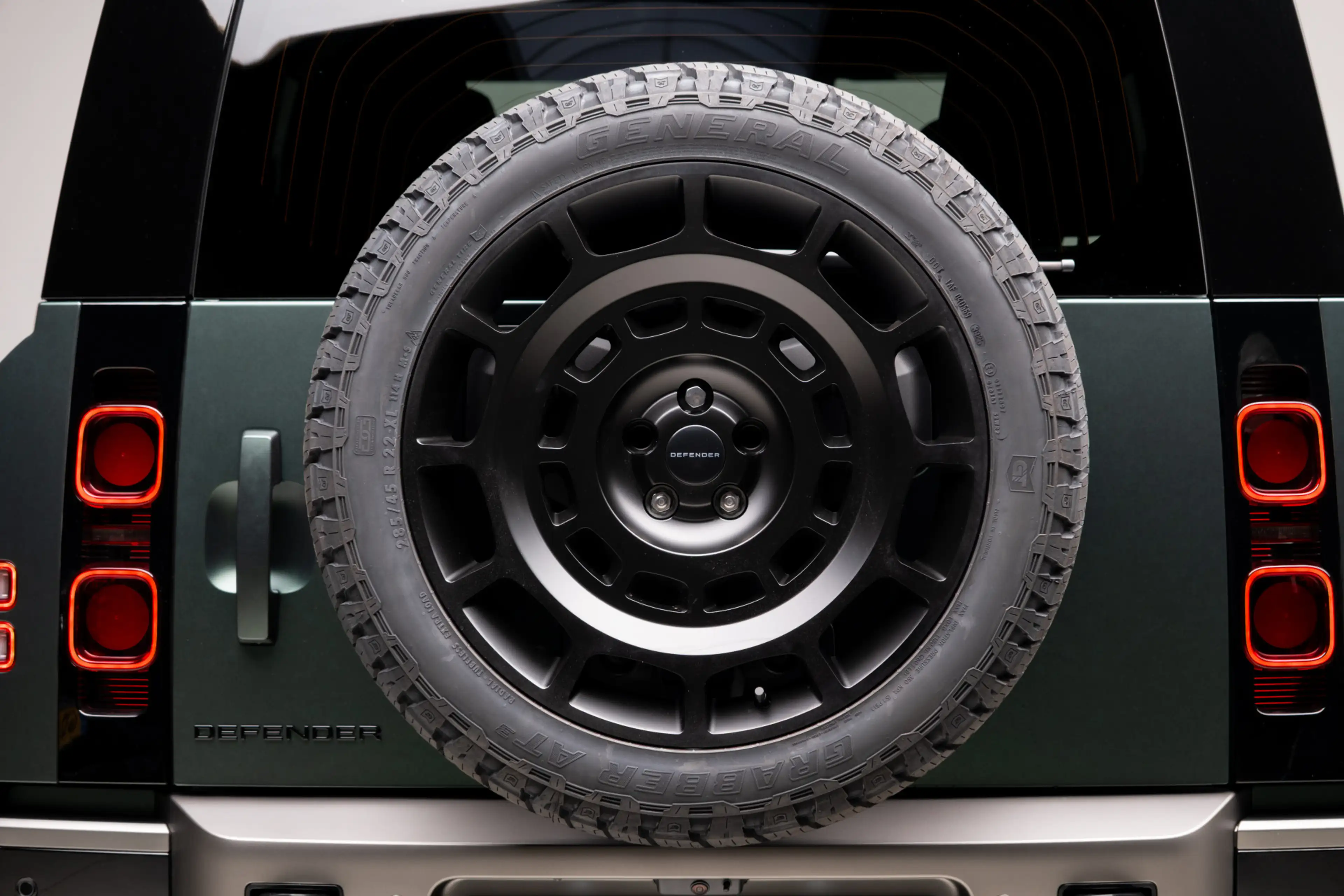Land Rover Defender 110 P300e 110 X-Dynamic SE | HNP € 124.424,- | 6-Z — photo 18