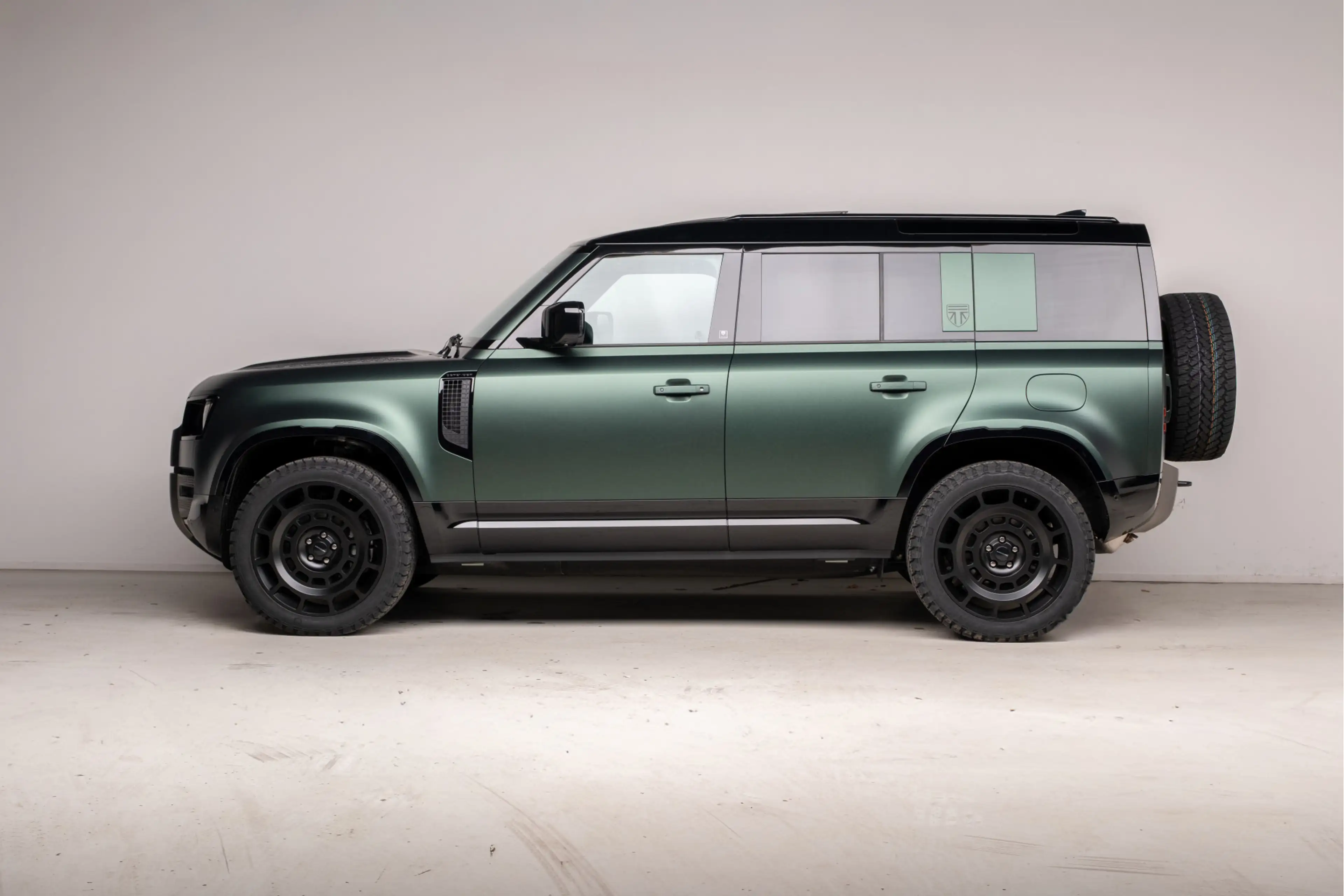 Land Rover Defender 110 P300e 110 X-Dynamic SE | HNP € 124.424,- | 6-Z — photo 2
