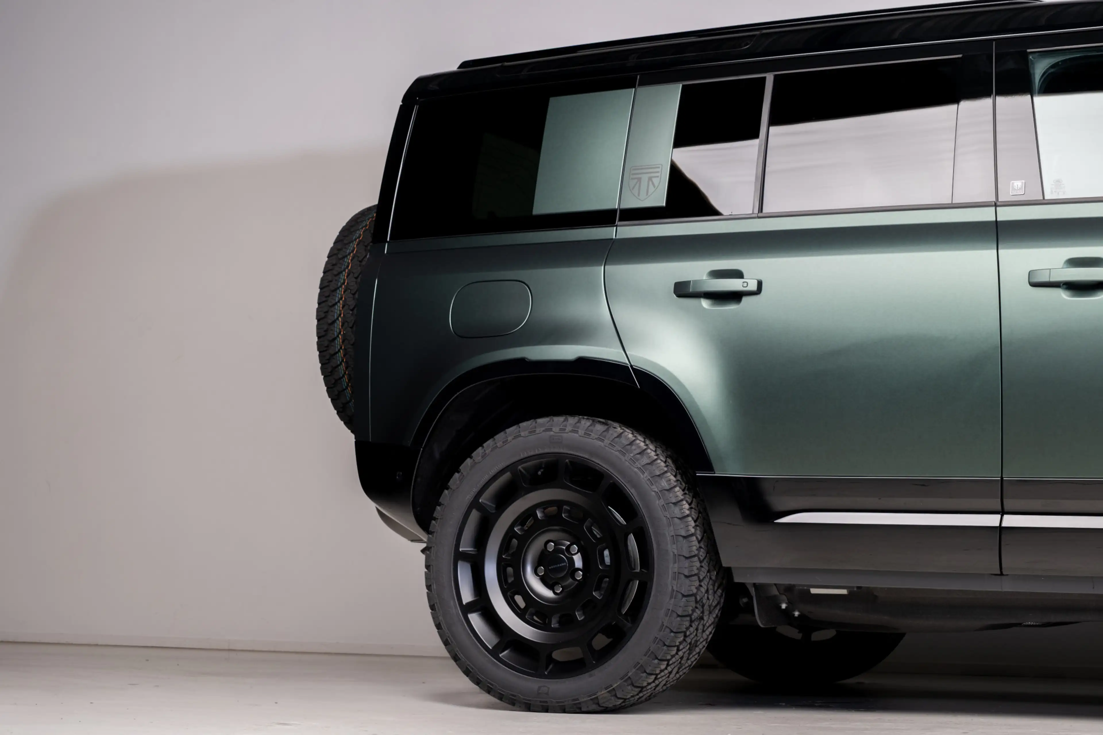 Land Rover Defender 110 P300e 110 X-Dynamic SE | HNP € 124.424,- | 6-Z — photo 16