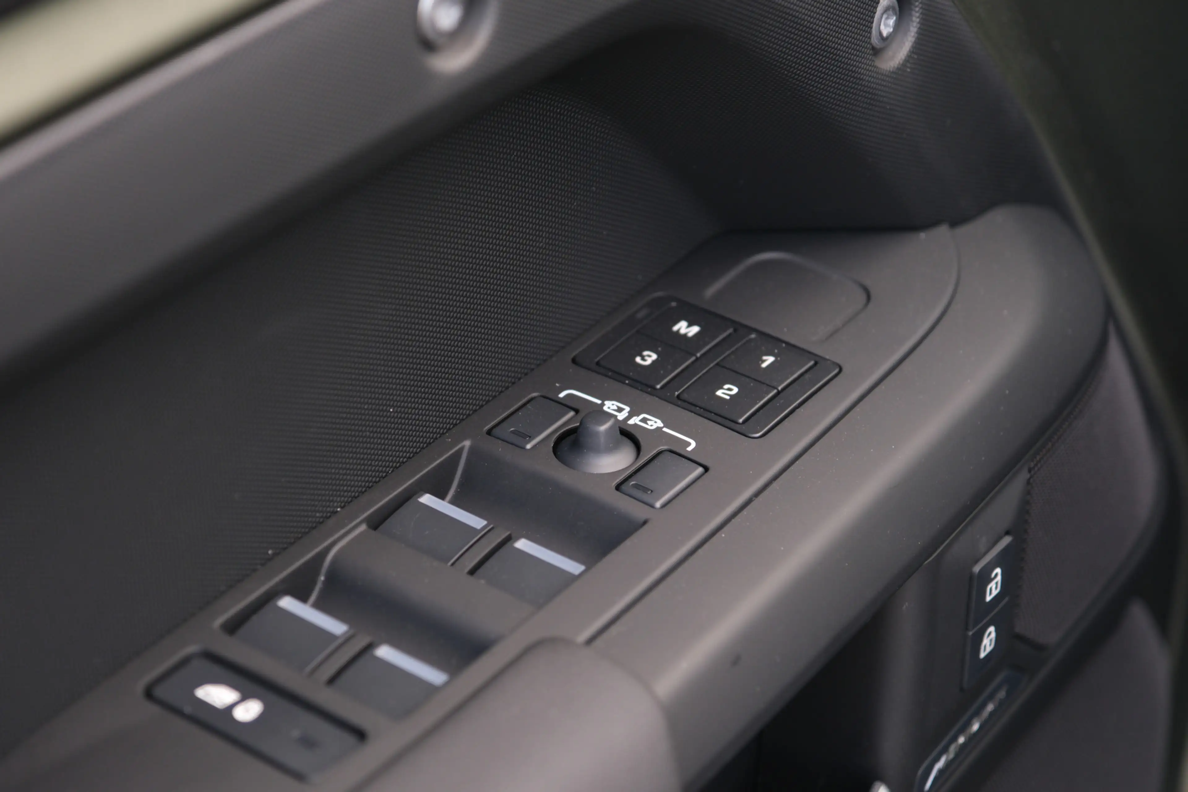 Land Rover Defender 110 P300e 110 X-Dynamic SE | HNP € 124.424,- | 6-Z — photo 27