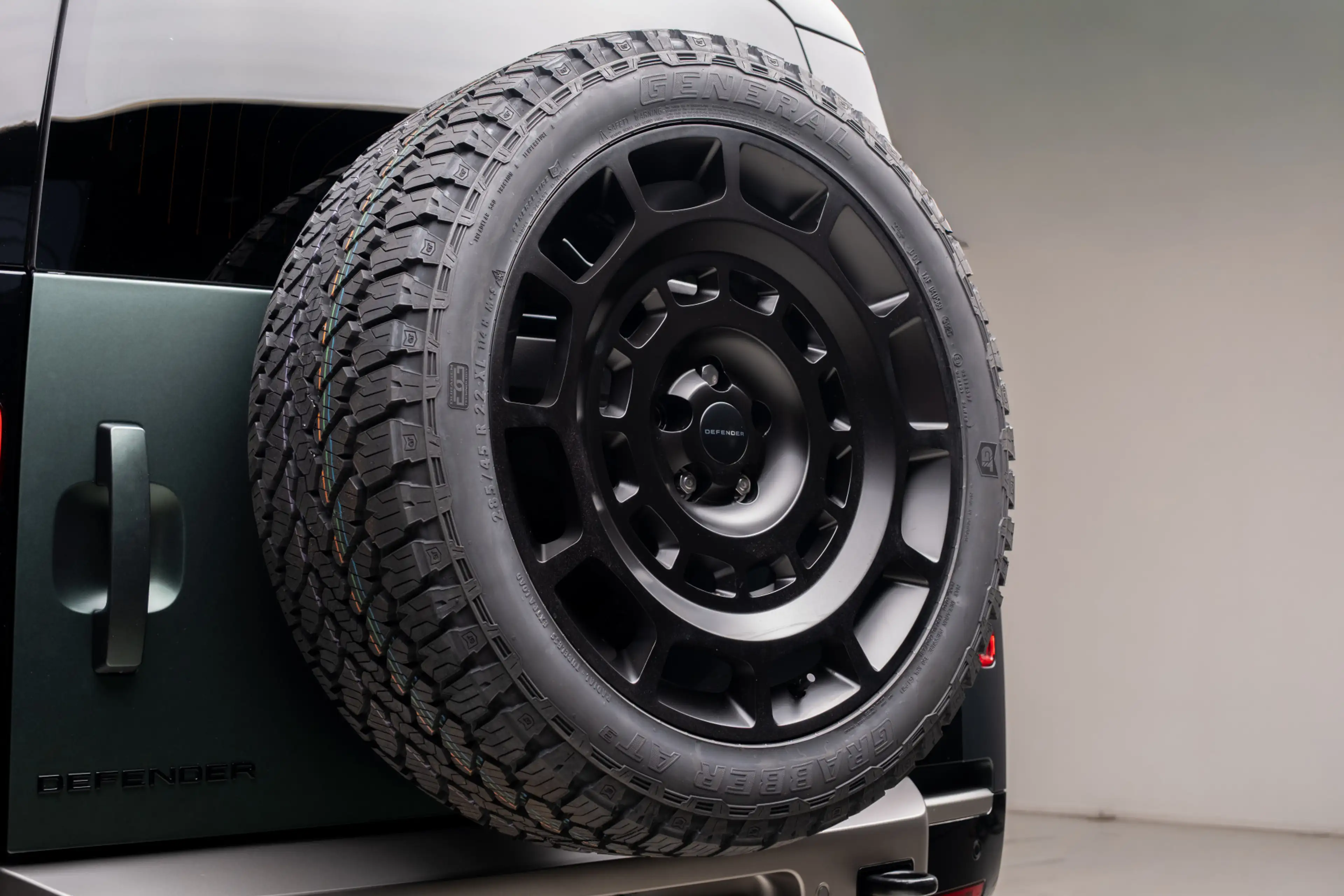 Land Rover Defender 110 P300e 110 X-Dynamic SE | HNP € 124.424,- | 6-Z — photo 20