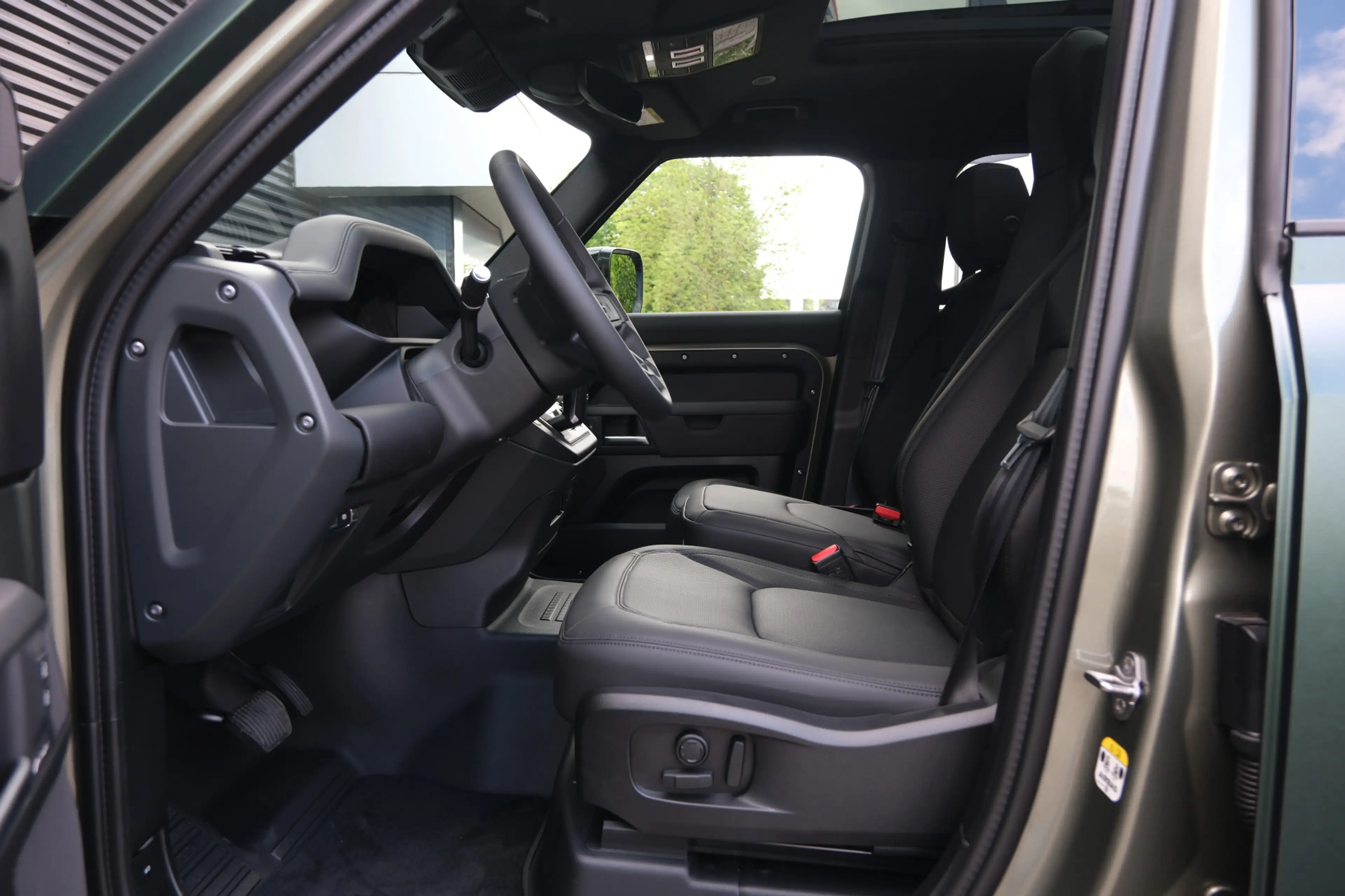 Land Rover Defender 110 P300e 110 X-Dynamic SE | HNP € 124.424,- | 6-Z — photo 25