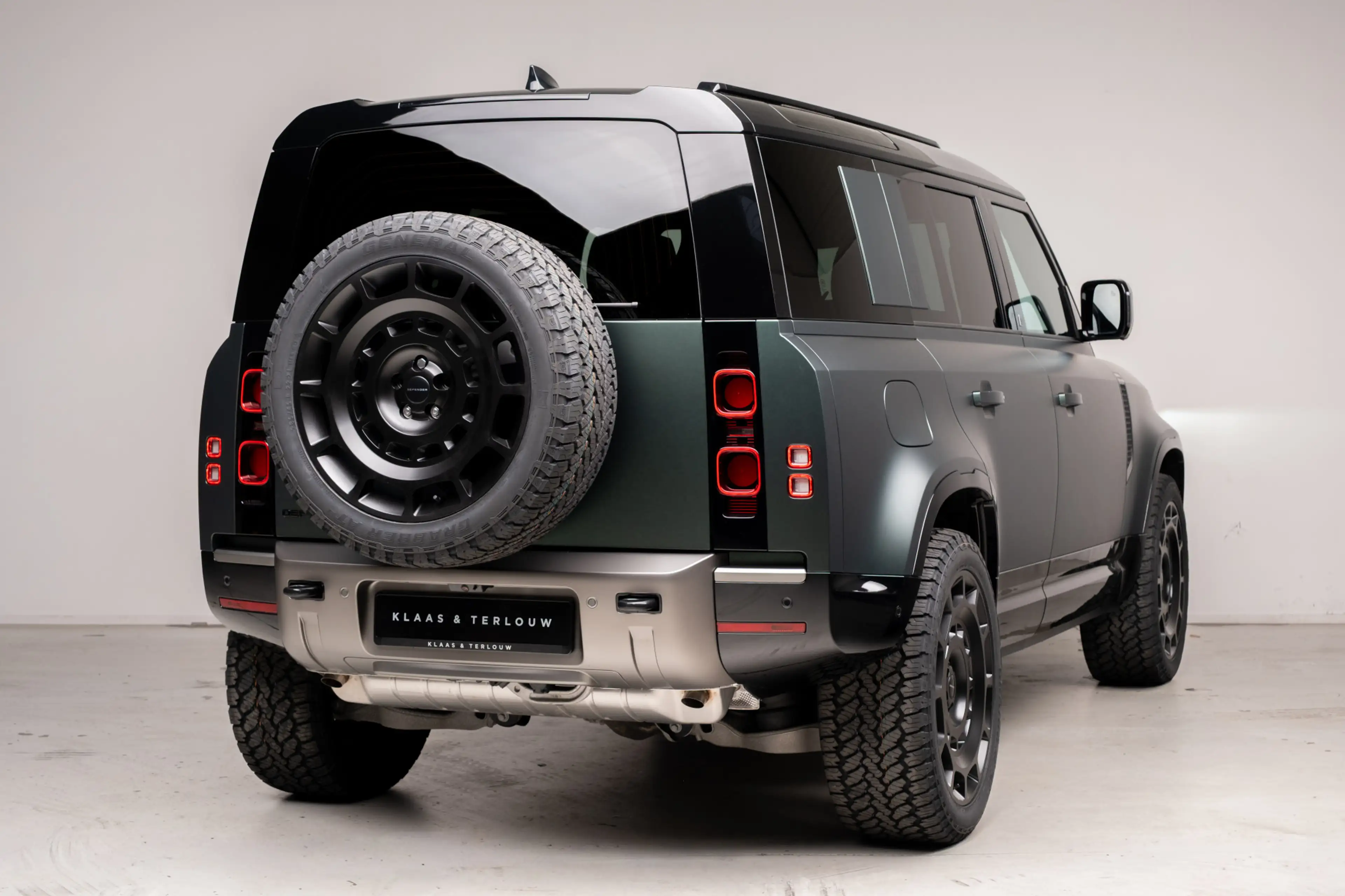 Land Rover Defender 110 P300e 110 X-Dynamic SE | HNP € 124.424,- | 6-Z — photo 8