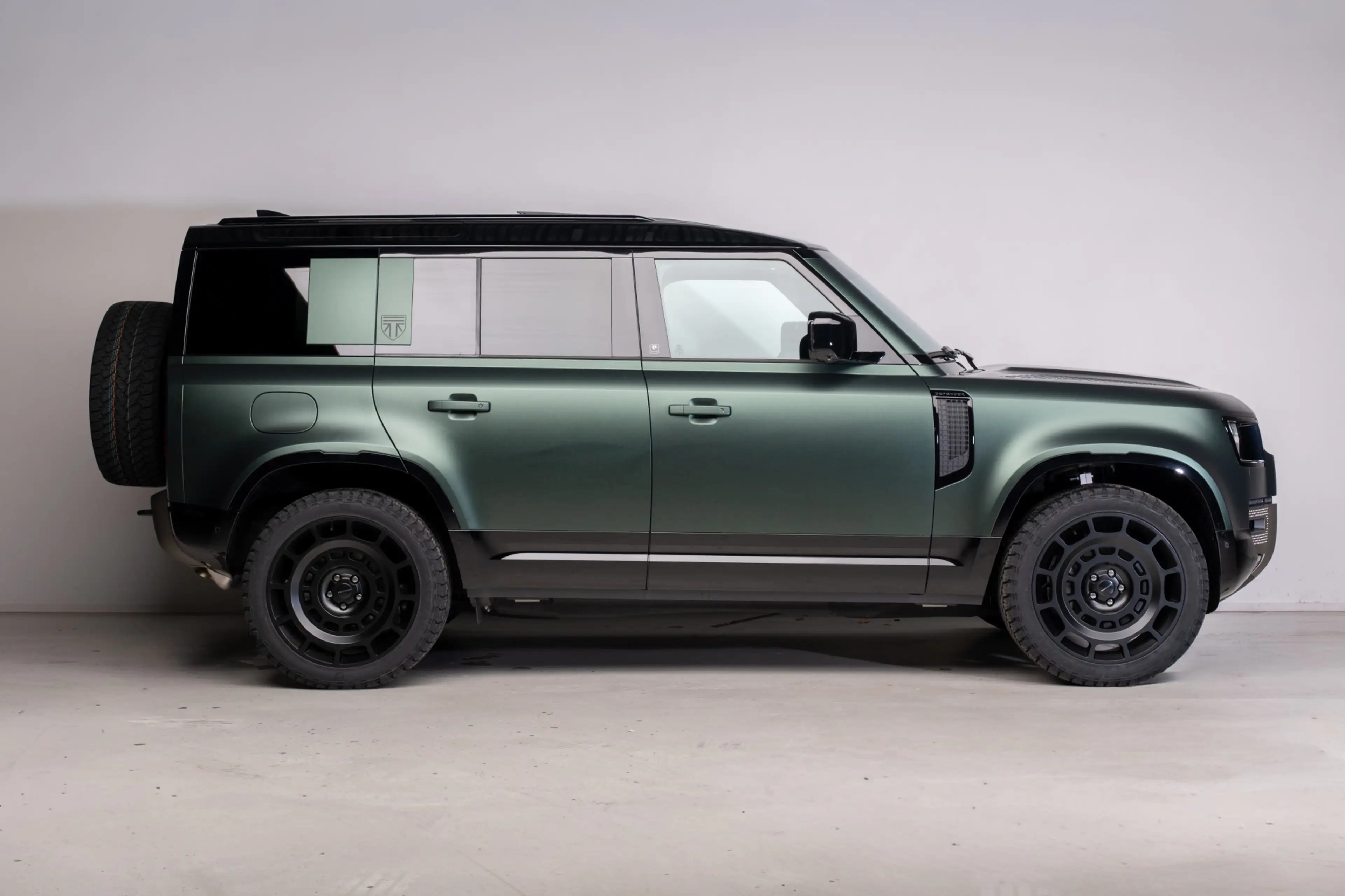Land Rover Defender 110 P300e 110 X-Dynamic SE | HNP € 124.424,- | 6-Z — photo 9
