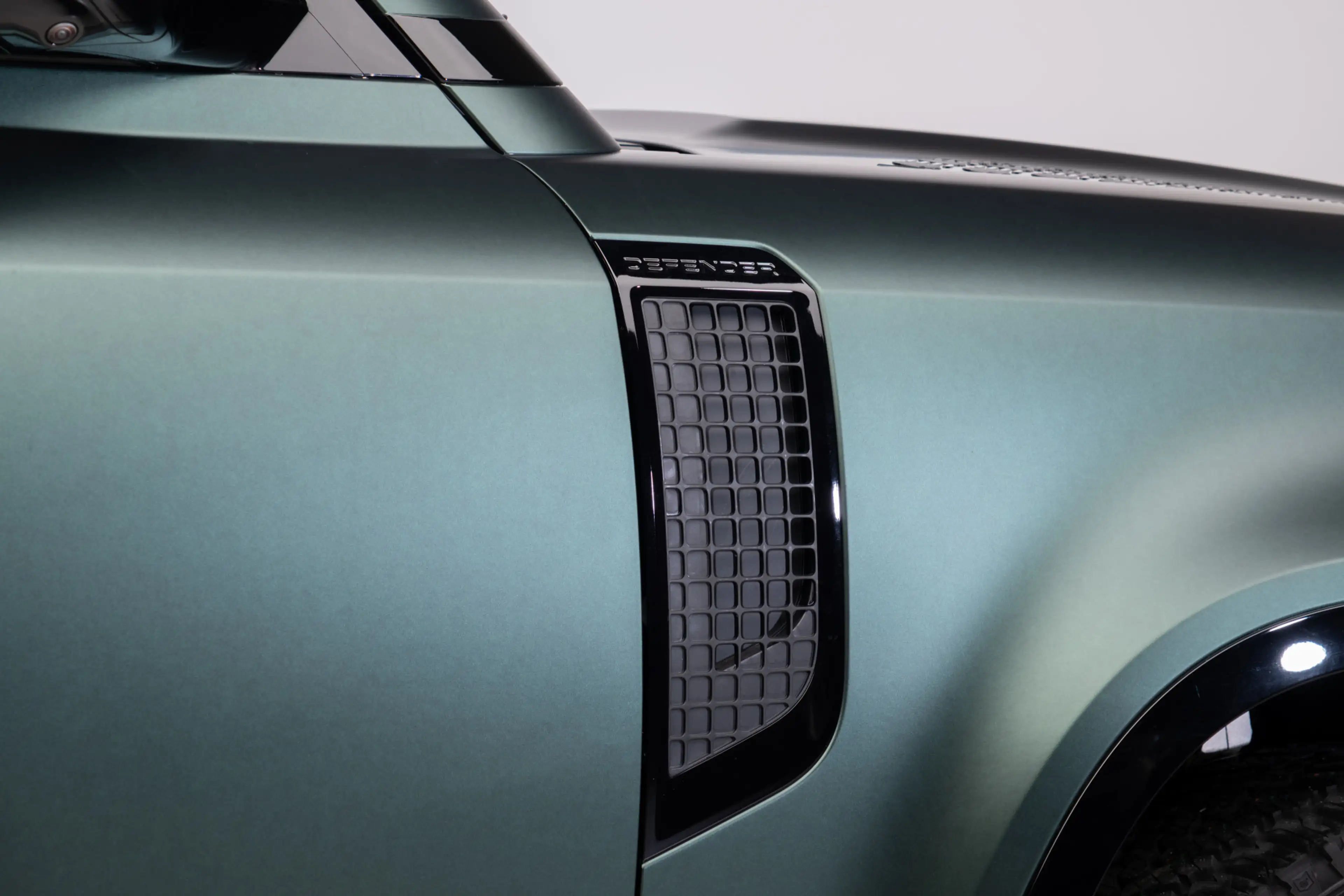Land Rover Defender 110 P300e 110 X-Dynamic SE | HNP € 124.424,- | 6-Z — photo 17