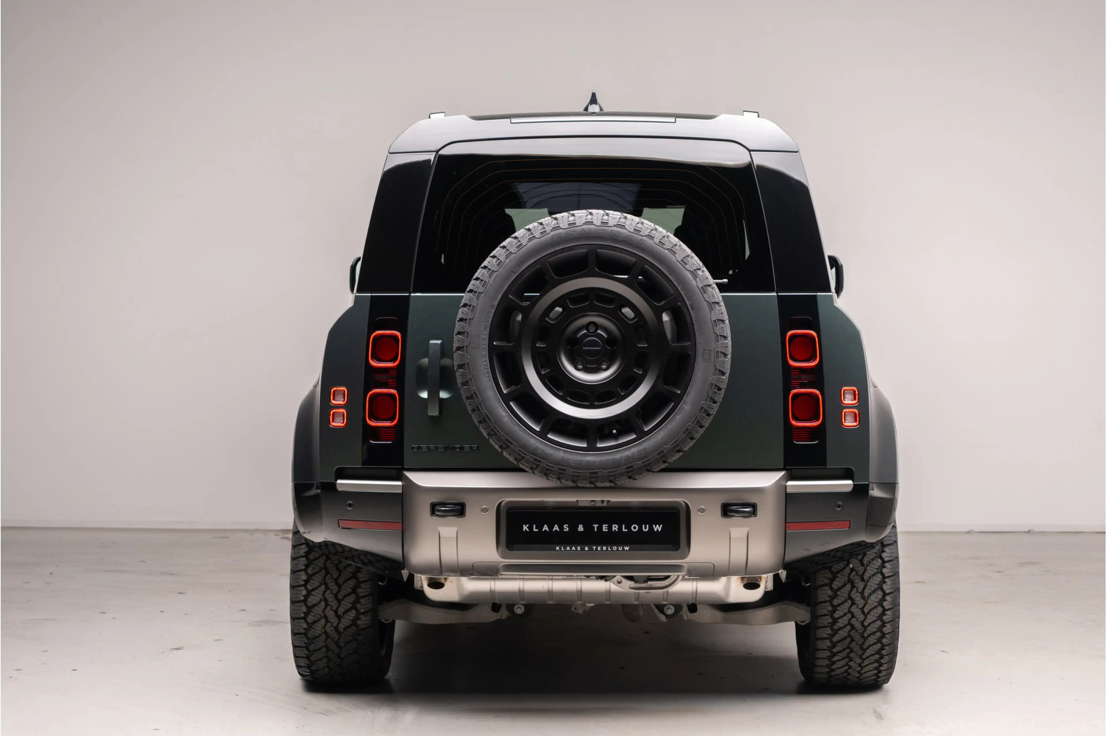 Land Rover Defender 110 P300e 110 X-Dynamic SE | HNP € 124.424,- | 6-Z — photo 7