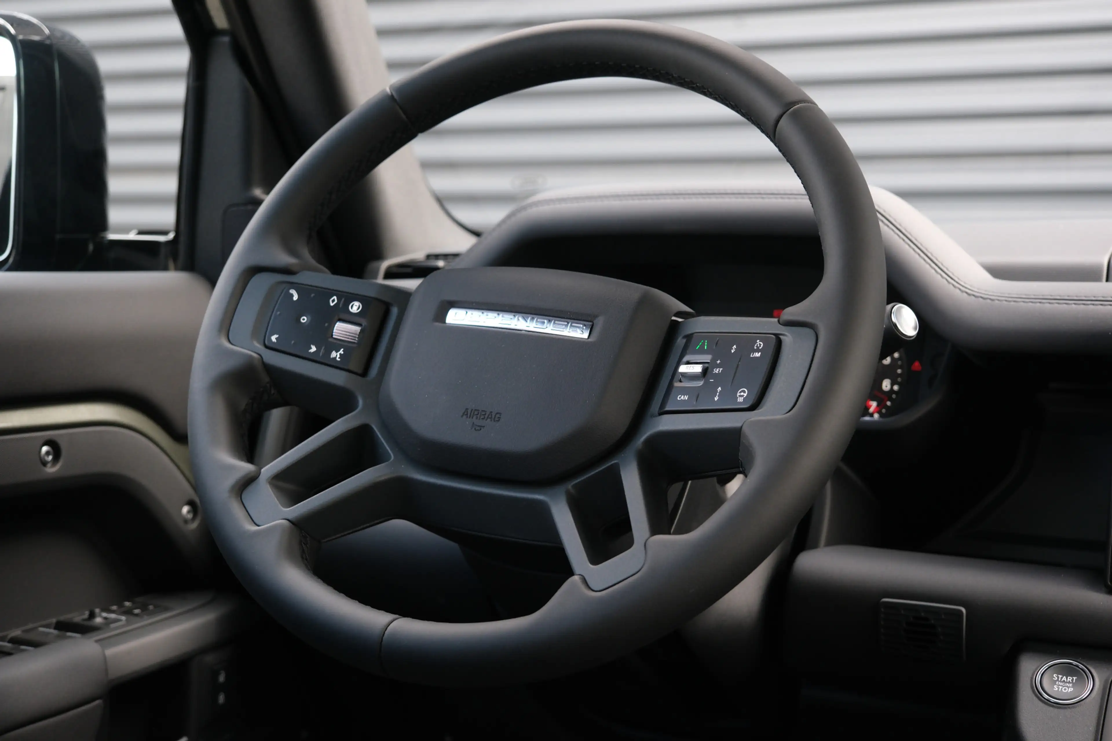 Land Rover Defender 110 P300e 110 X-Dynamic SE | HNP € 124.424,- | 6-Z — photo 30