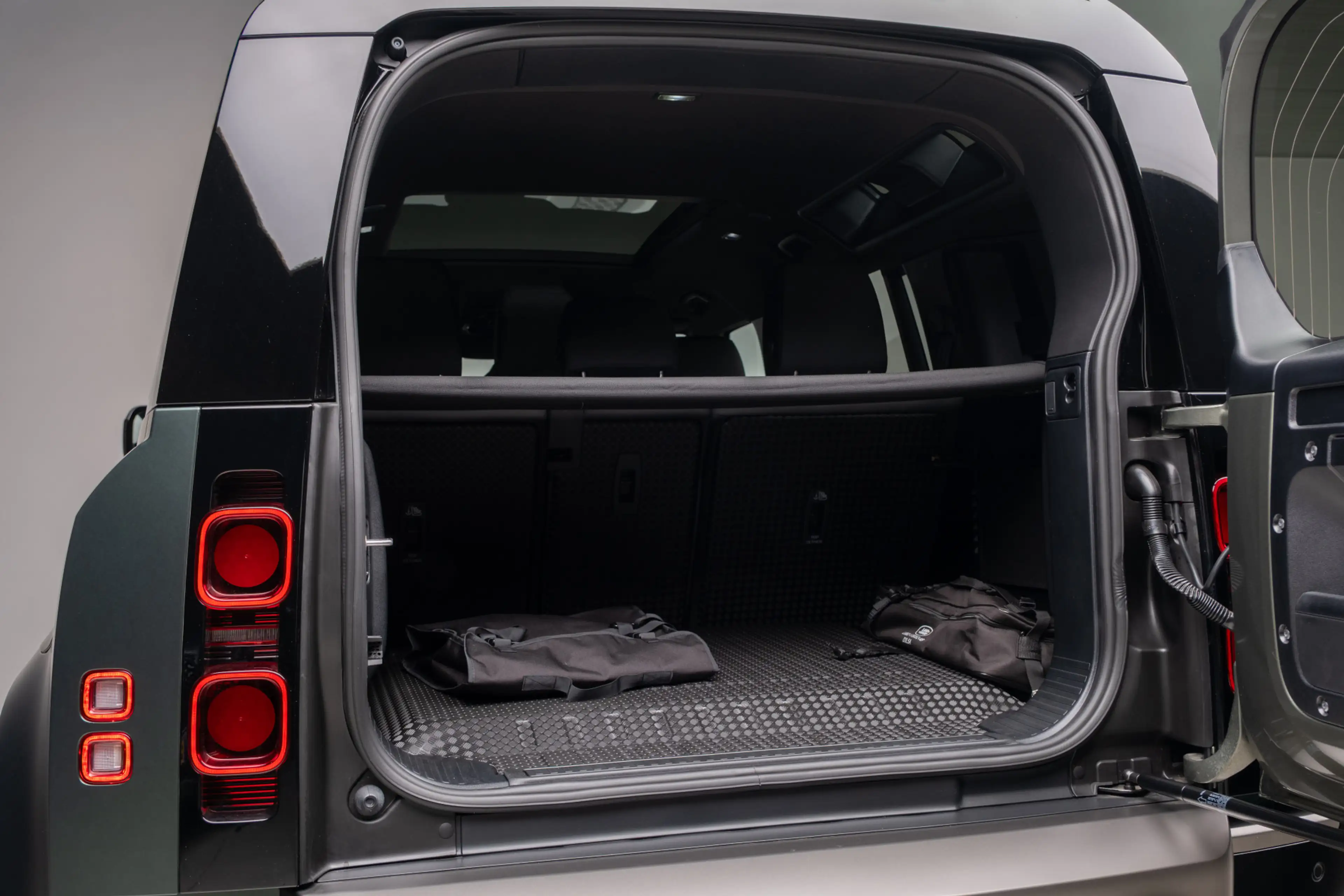 Land Rover Defender 110 P300e 110 X-Dynamic SE | HNP € 124.424,- | 6-Z — photo 21