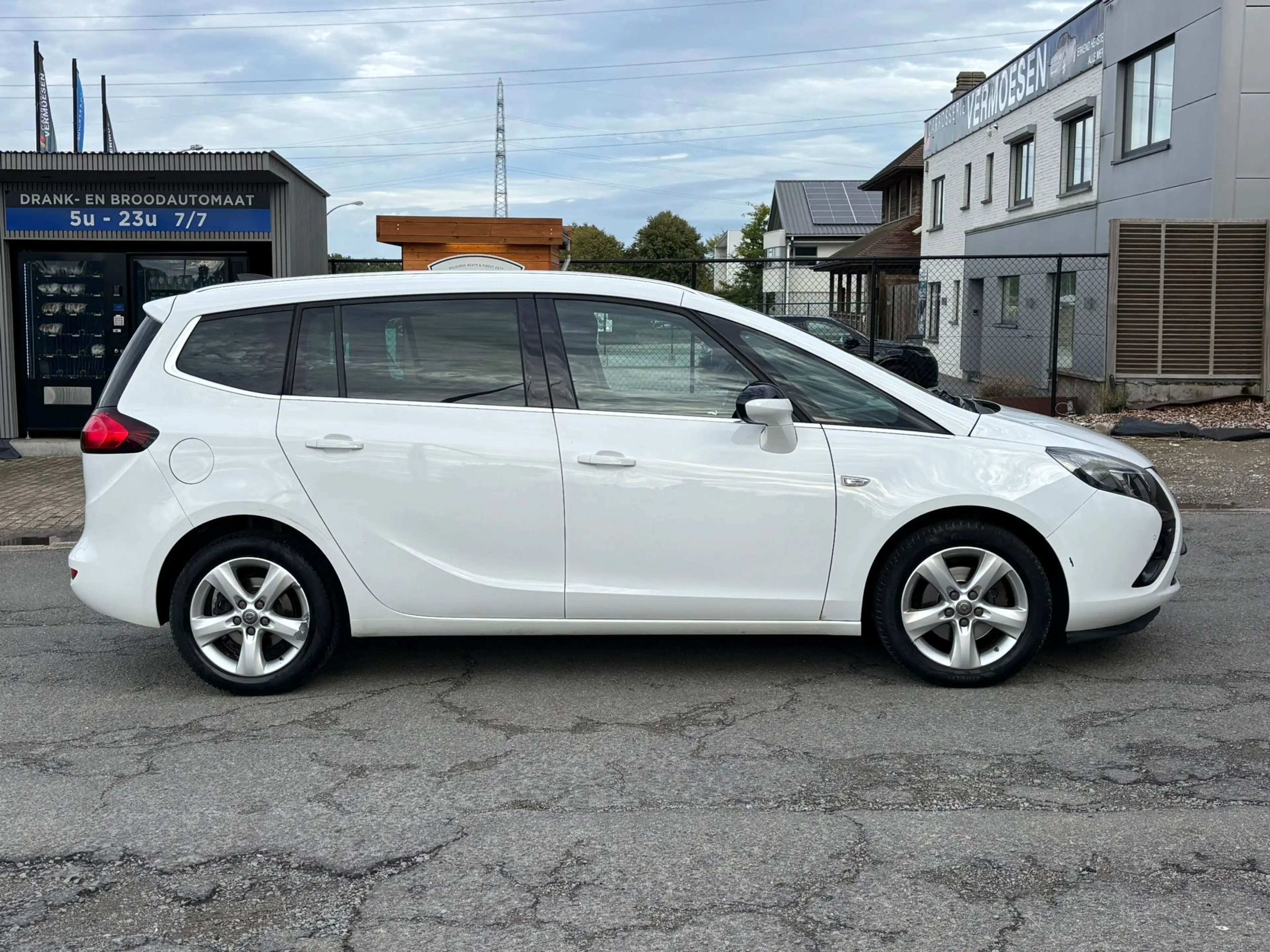 Opel Zafira Opel Zafira 1.4 essence Airco GPS 5 place — photo 8