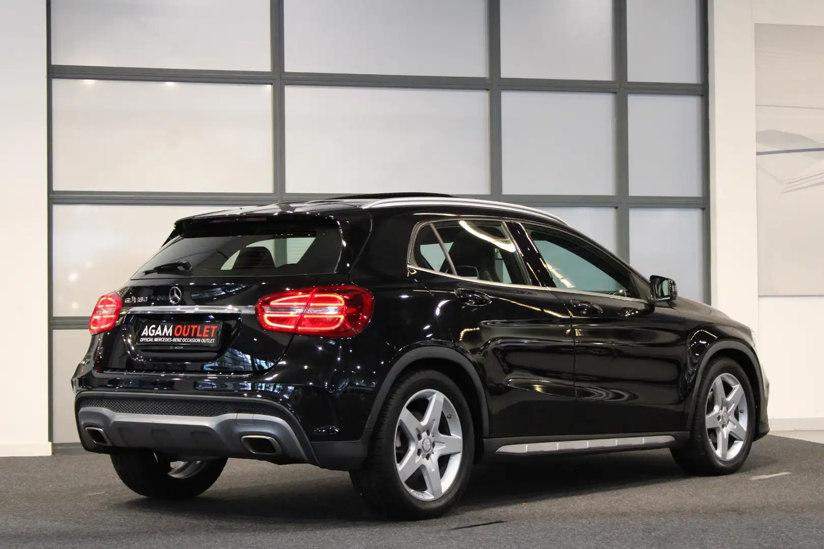 Mercedes-Benz GLA 180 Panorama dak Zwart - 2
