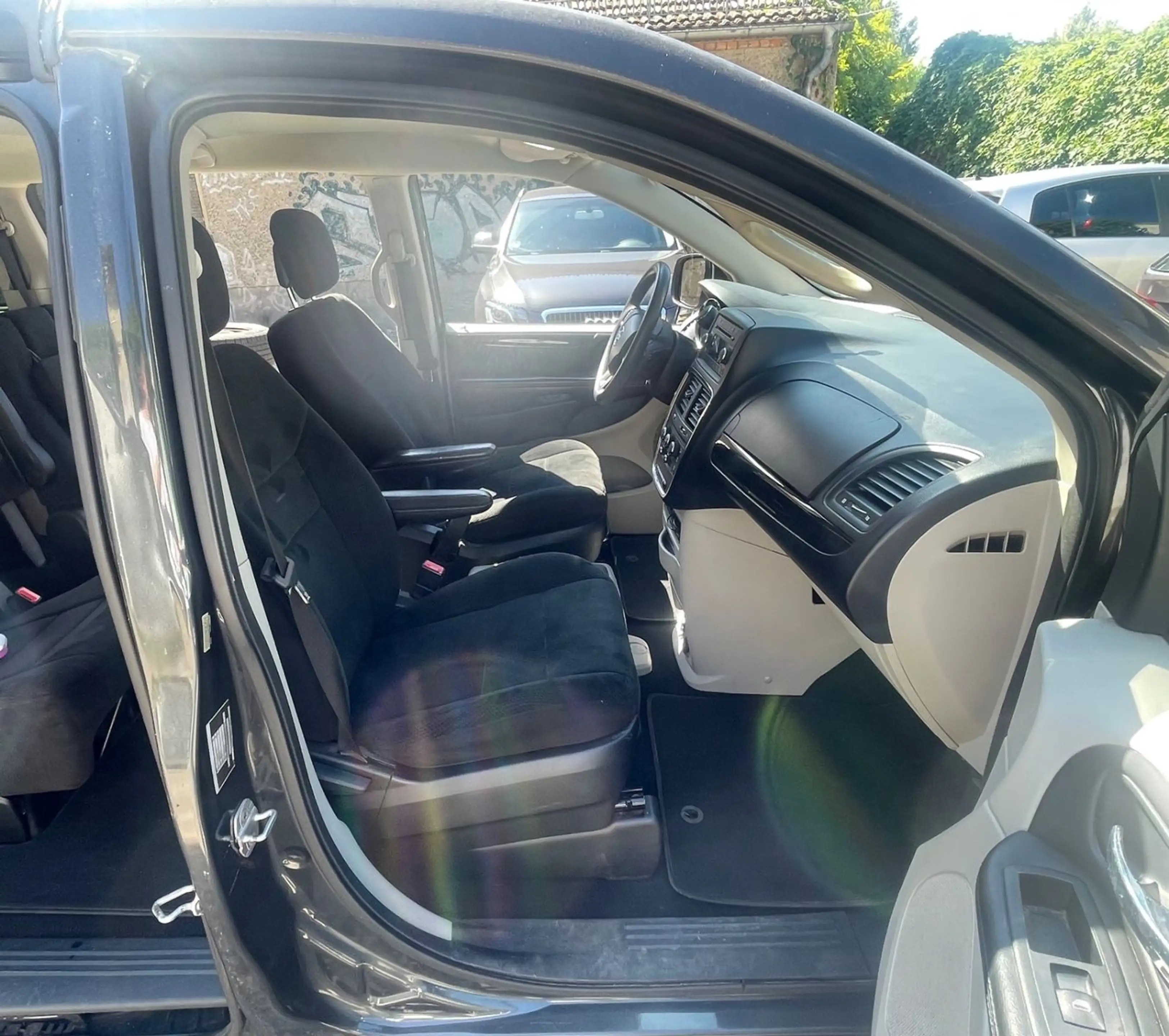 Dodge Grand Caravan *7-Sitzer*AHK*Klima*SR+WR* — photo 12