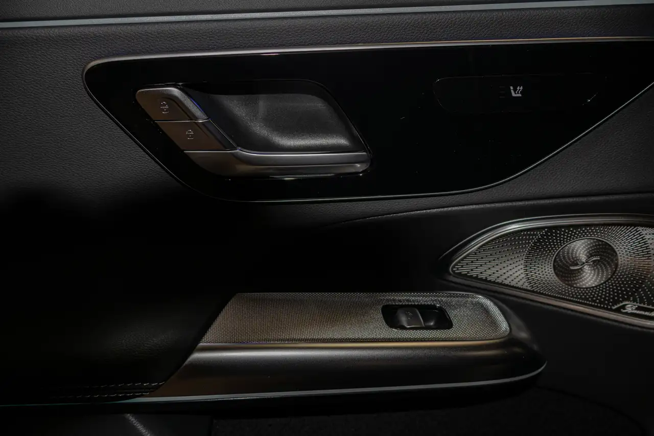 Mercedes-Benz E-Class снимка Mercedes-Benz E-Class