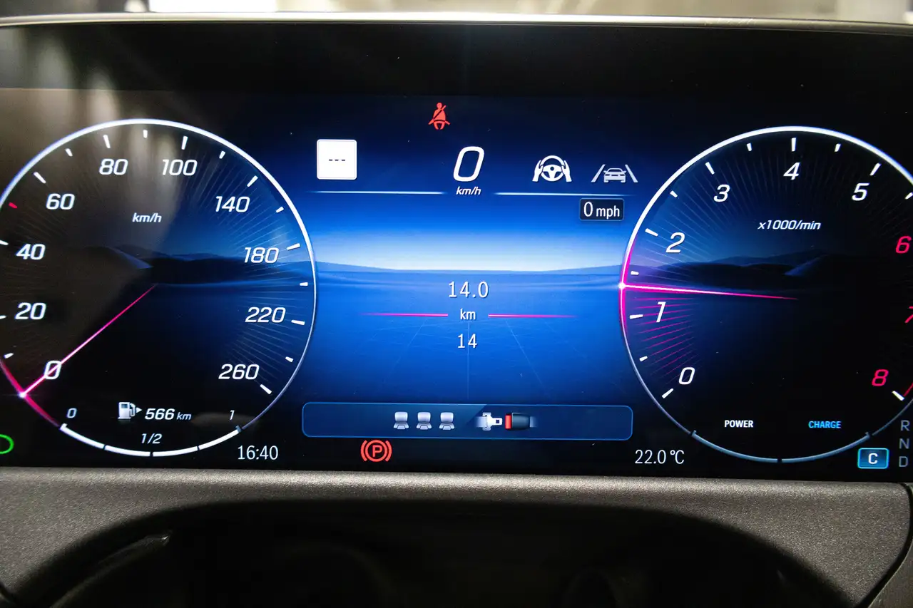 Mercedes-Benz E-Class снимка Mercedes-Benz E-Class