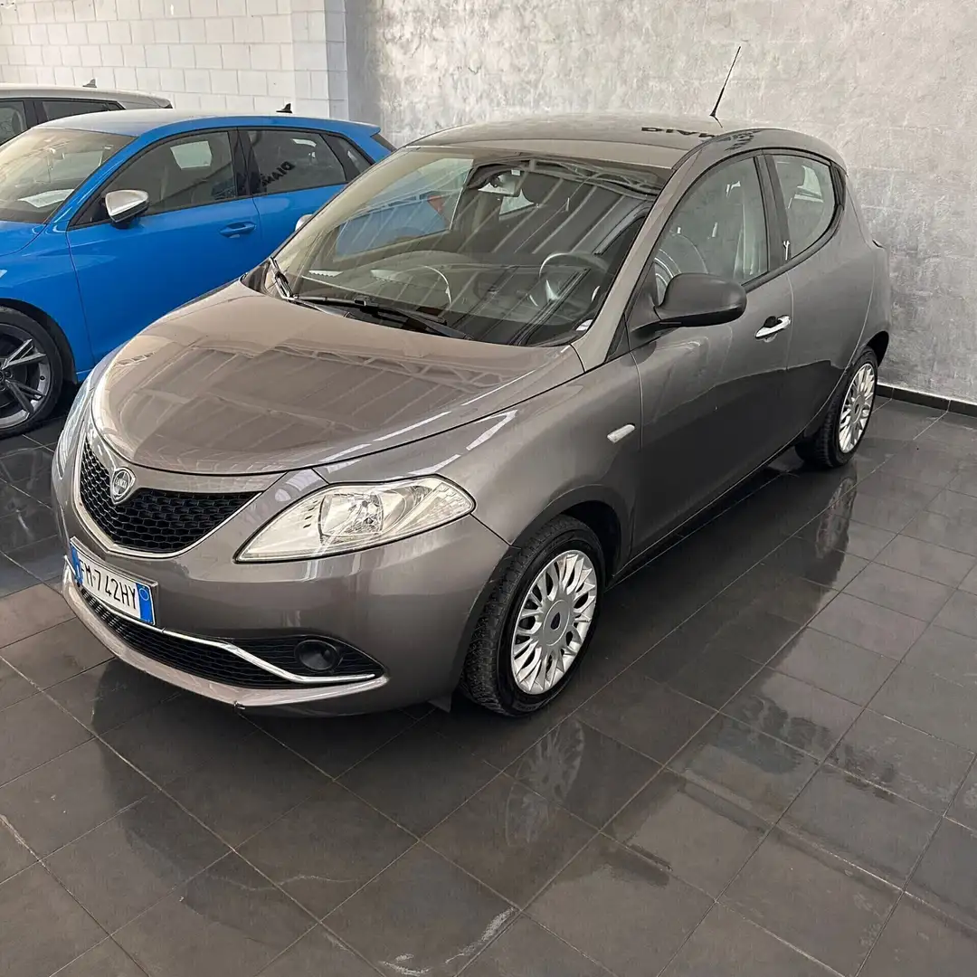 Lancia Ypsilon 1.2 69 CV 5 porte Silver Gri - 2