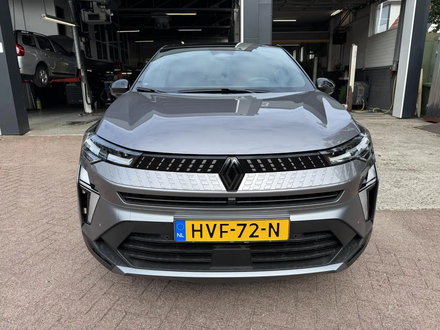 Renault Captur 1.6 ETech 145 esprit Alpine+Privilege+Light&Sound! Gris - 2