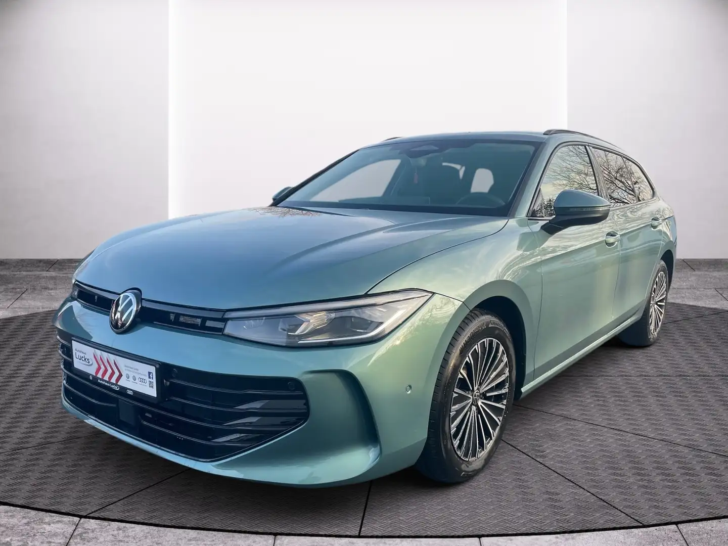 Volkswagen Passat Variant 2.0 TDI Elegance 4MOT Matrix Standhzg. AHK DCC Grün - 2