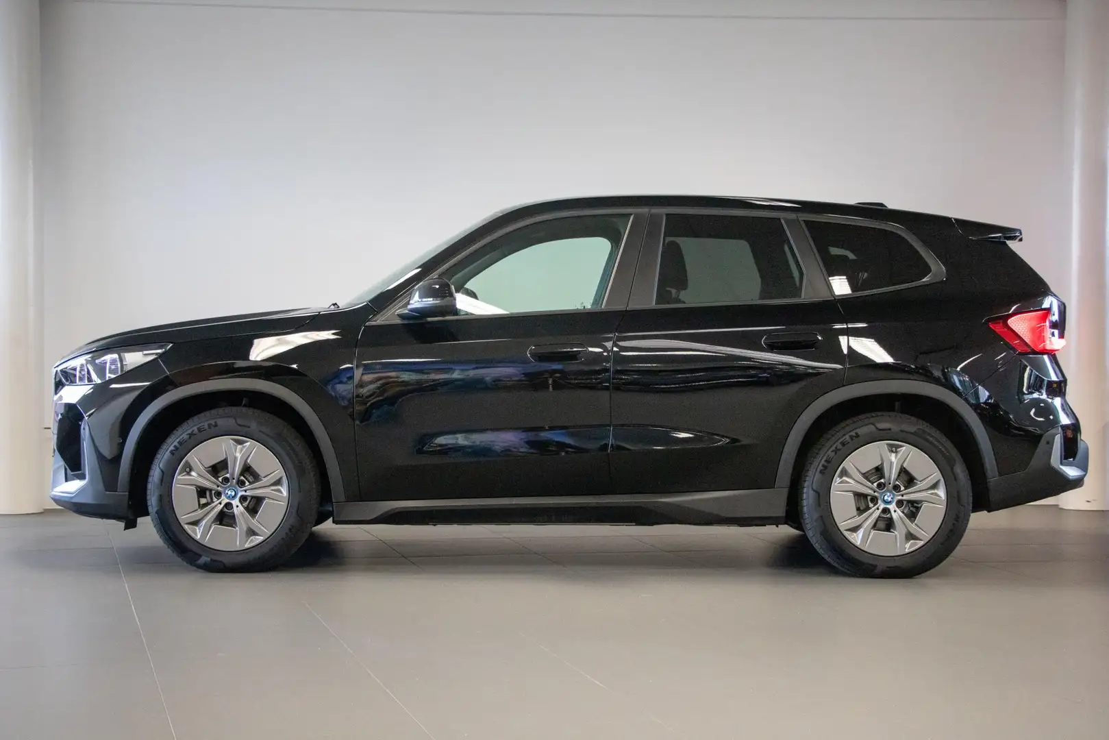 BMW iX1 xDrive30 Launch Edition 67 kWh |Panoramadak | Trek Negro - 2