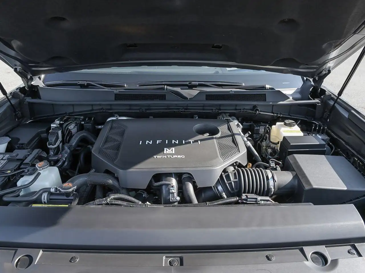 Infiniti QX80 снимка Infiniti QX80