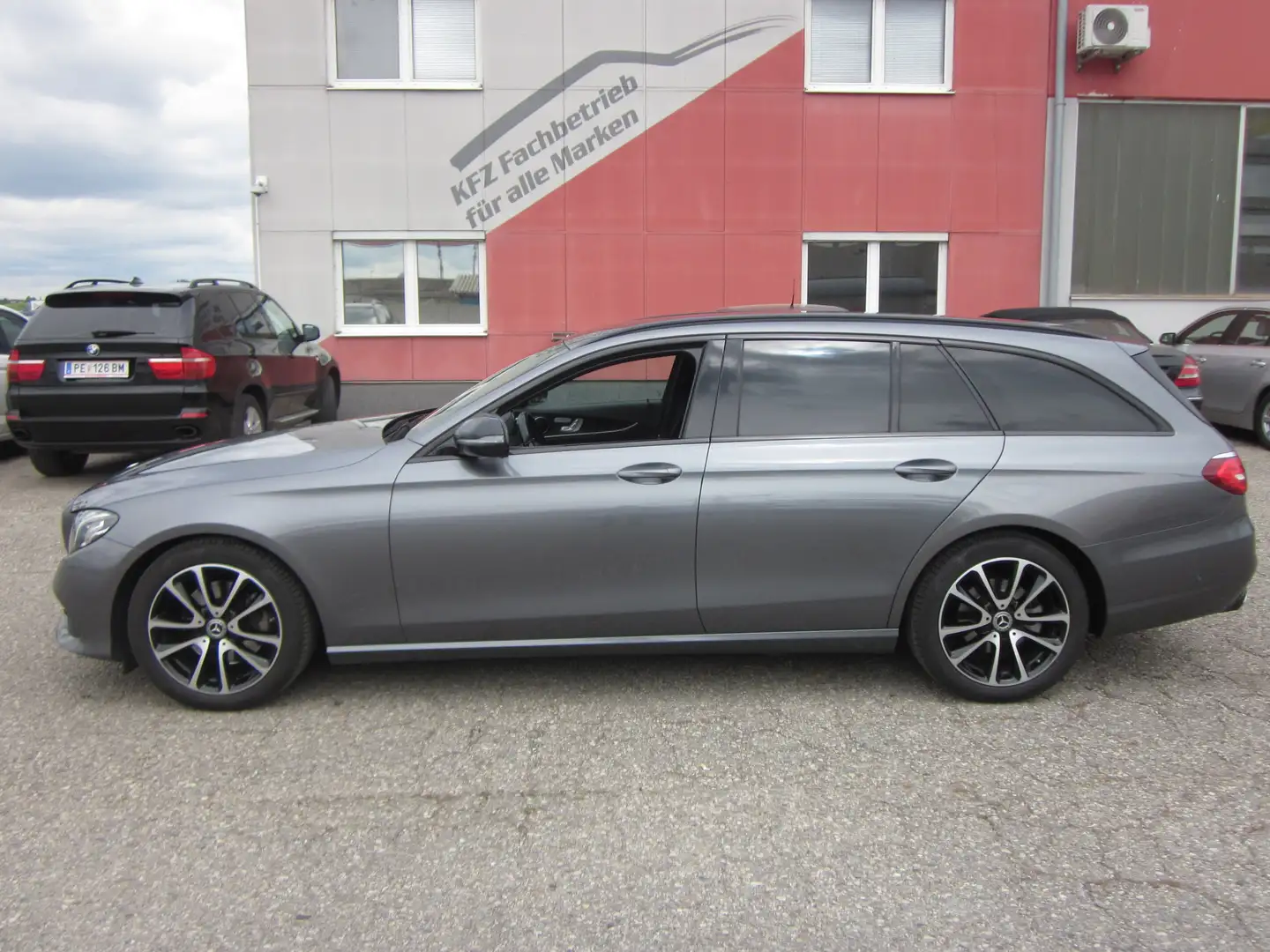 Mercedes-Benz E 220 d T Austria Edition Avantgarde Aut. Grau - 2