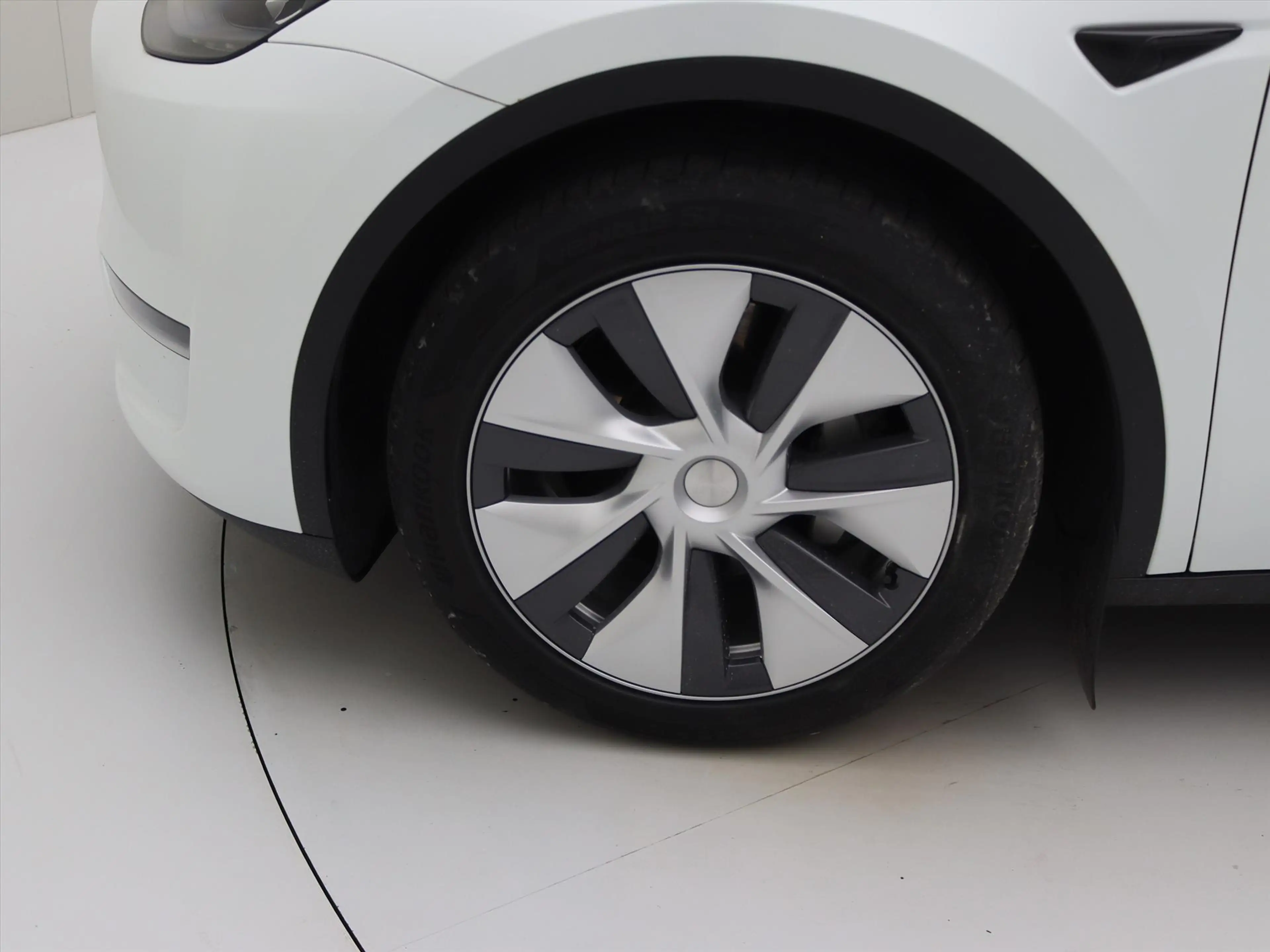 Tesla Model Y Long Range AWD 75kWh 351pk 95% SoH [ TREKHAAK+AMD — photo 13