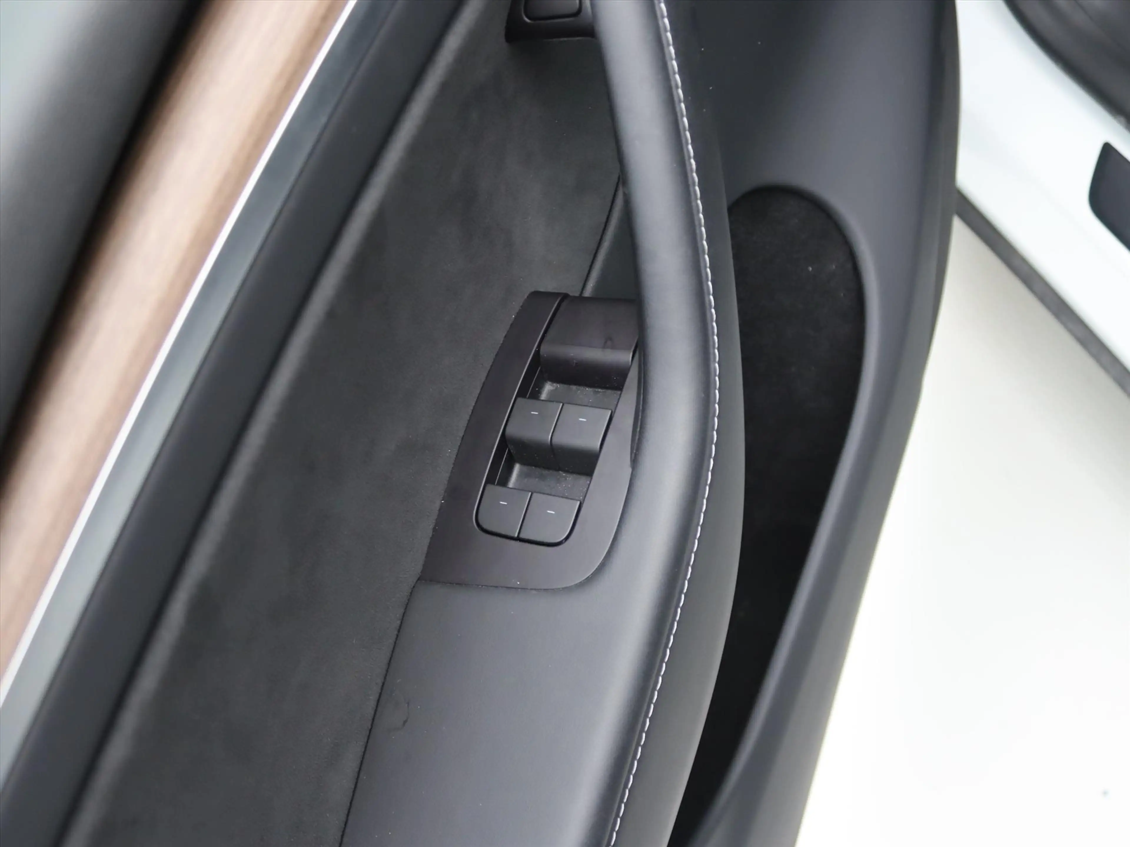 Tesla Model Y Long Range AWD 75kWh 351pk 95% SoH [ TREKHAAK+AMD — photo 31