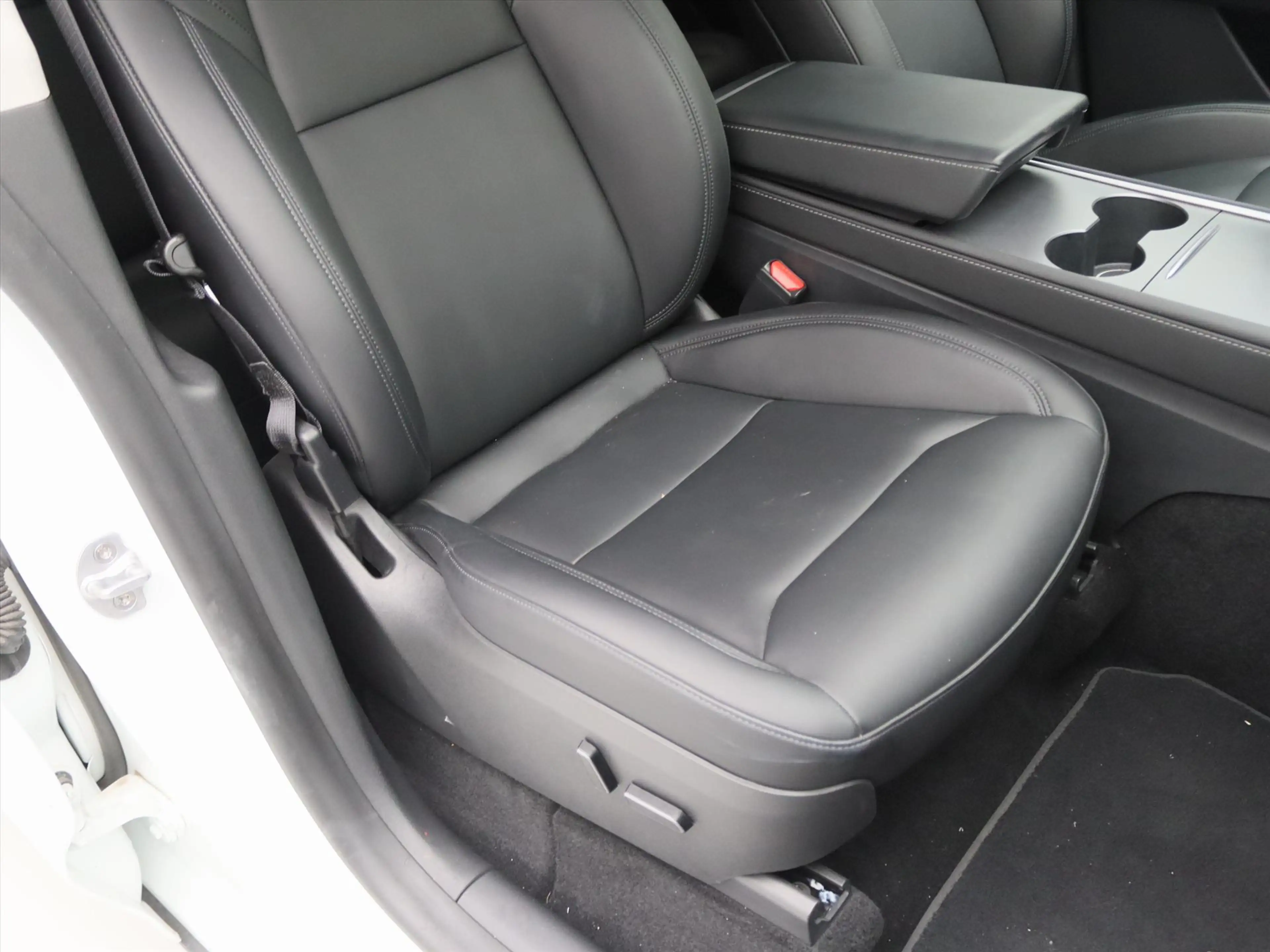 Tesla Model Y Long Range AWD 75kWh 351pk 95% SoH [ TREKHAAK+AMD — photo 18