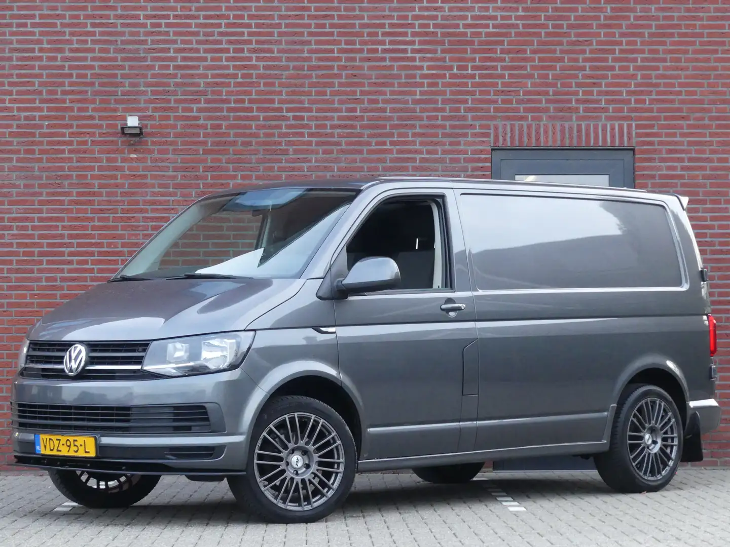 Volkswagen T6 Transporter 2.0 TDI 150PK L1 Navigatie/Trekhaak/PDC Gri - 1