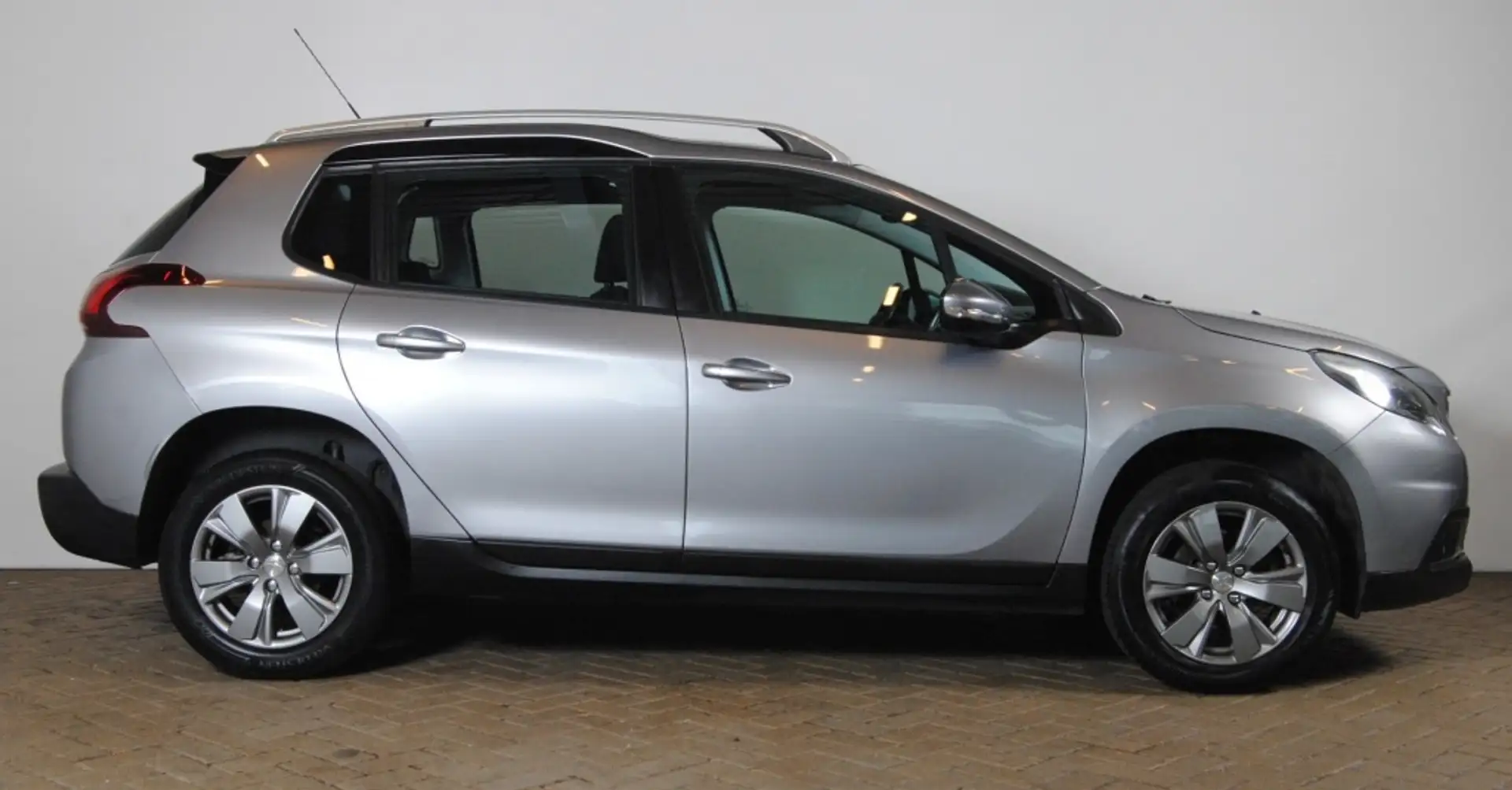 Peugeot 2008 1.2 PureT. Blue Lion Gris - 2