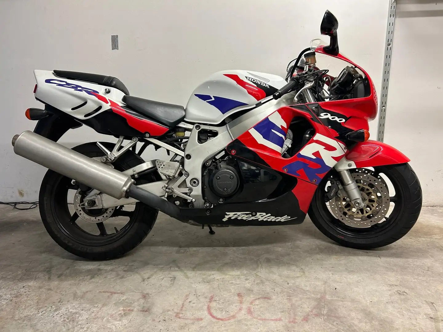Honda CBR 900 FireBlade - 1