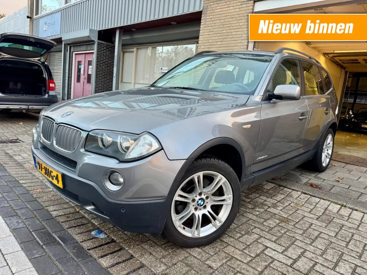 BMW X3 xDrive25i Executive 4WD AUT NAVI PDC RIJDT HEEL GO Grijs - 1