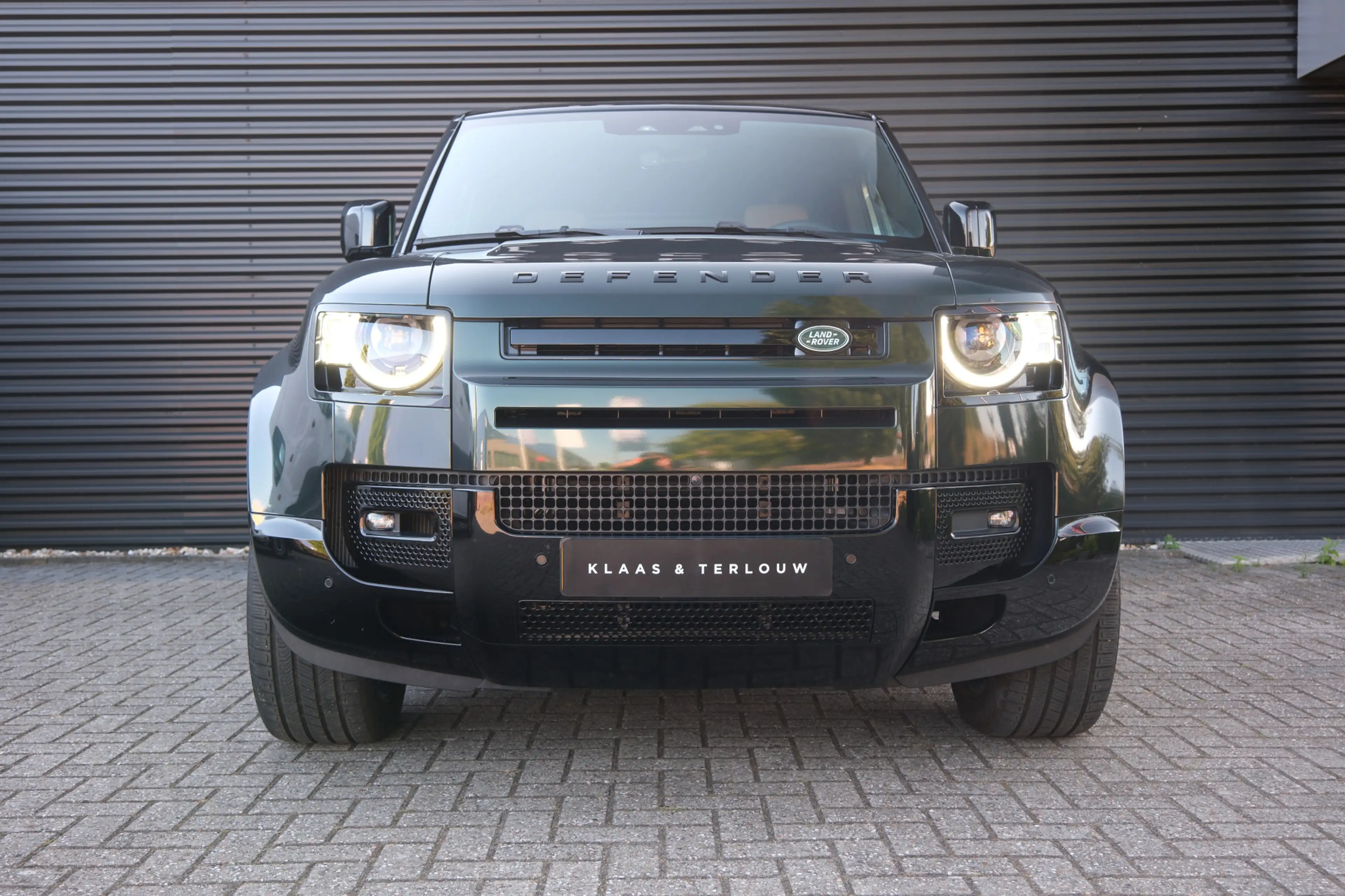 Land Rover Defender 110 P300e X-Dynamic HSE | HNP € 126060,- | Caraway — photo 8