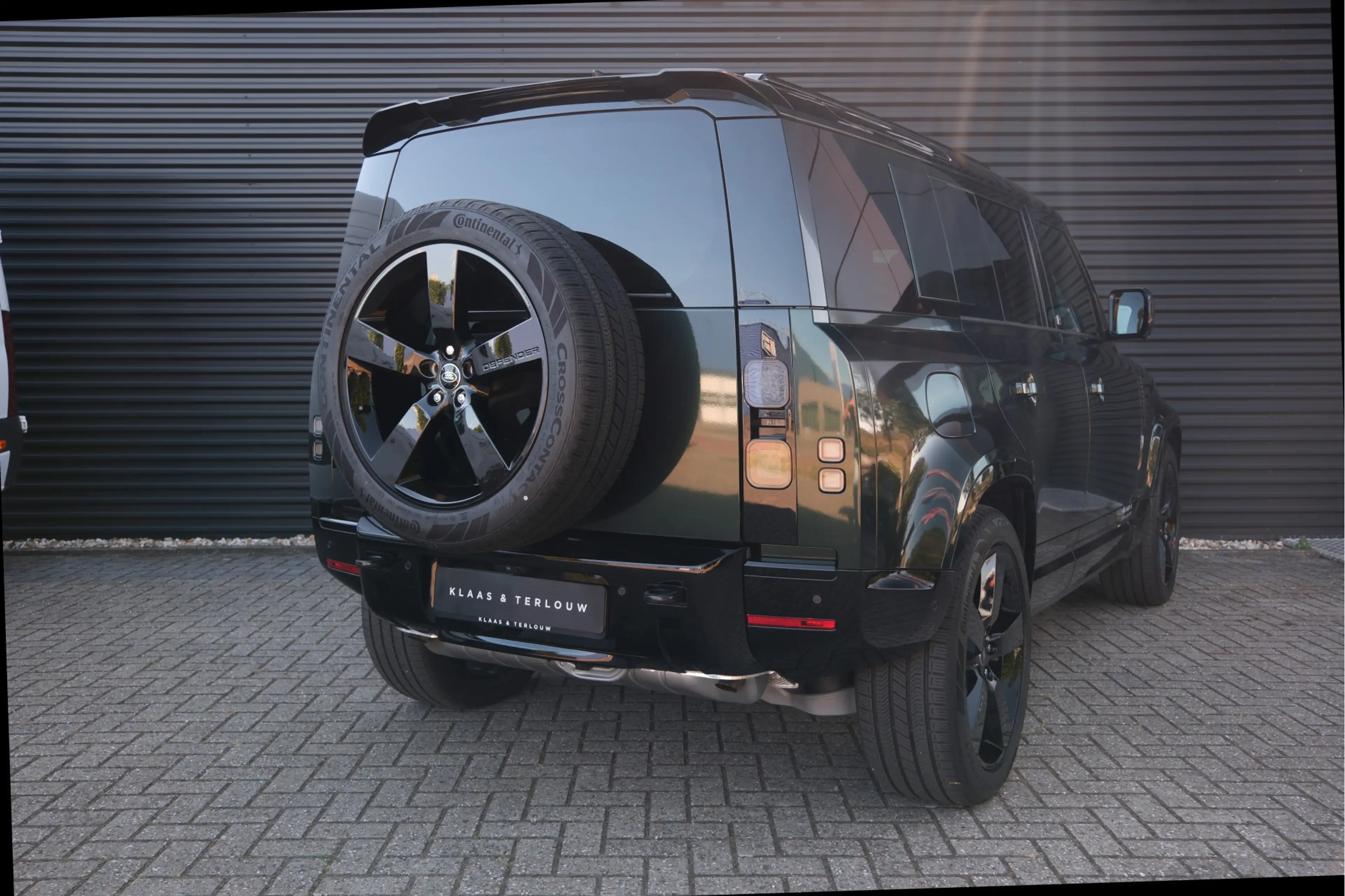 Land Rover Defender 110 P300e X-Dynamic HSE | HNP € 126060,- | Caraway — photo 10