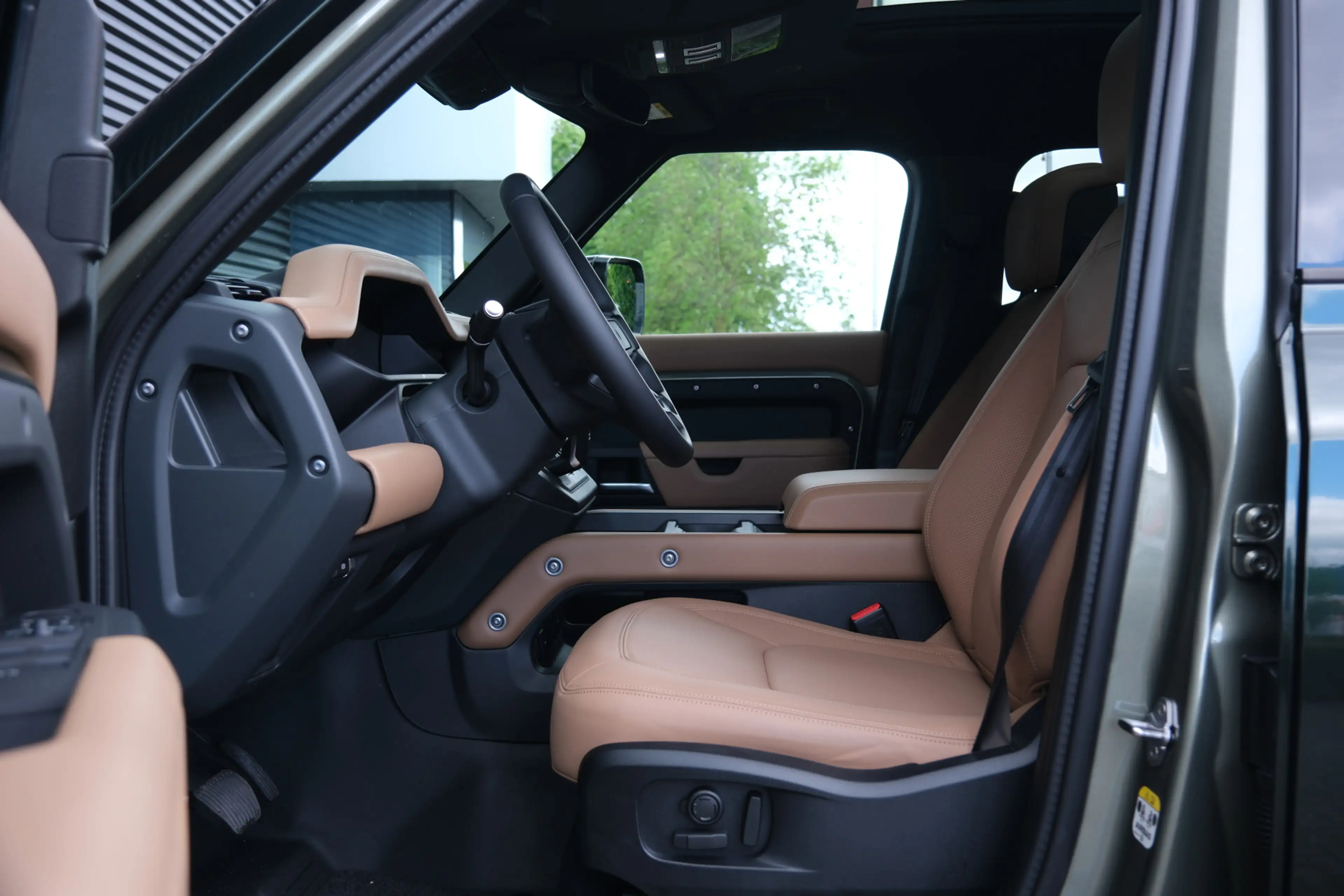 Land Rover Defender 110 P300e X-Dynamic HSE | HNP € 126060,- | Caraway — photo 32