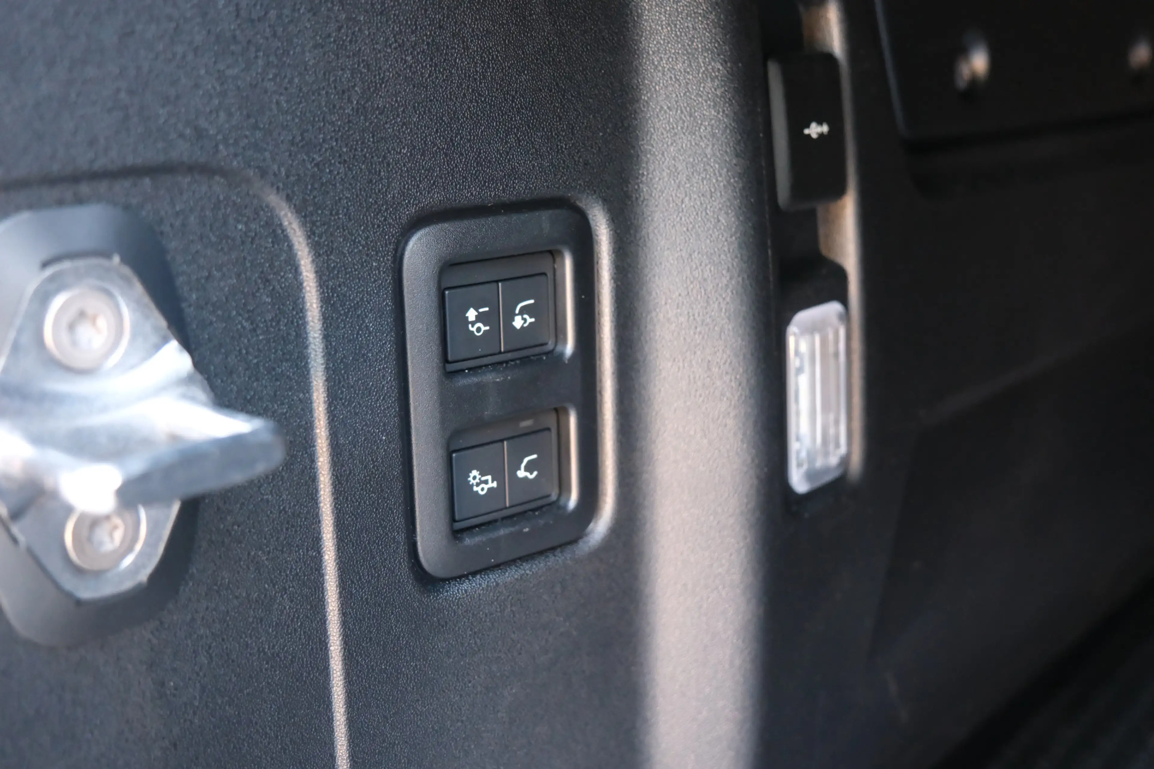 Land Rover Defender 110 P300e X-Dynamic HSE | HNP € 126060,- | Caraway — photo 33