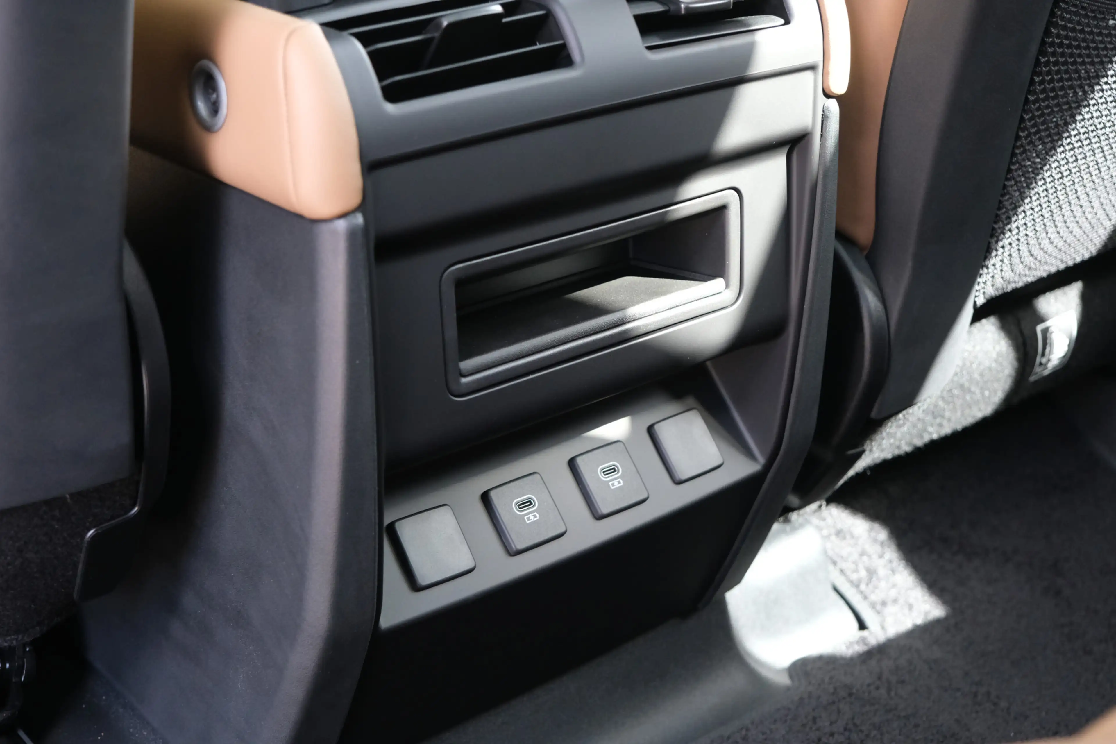 Land Rover Defender 110 P300e X-Dynamic HSE | HNP € 126060,- | Caraway — photo 13