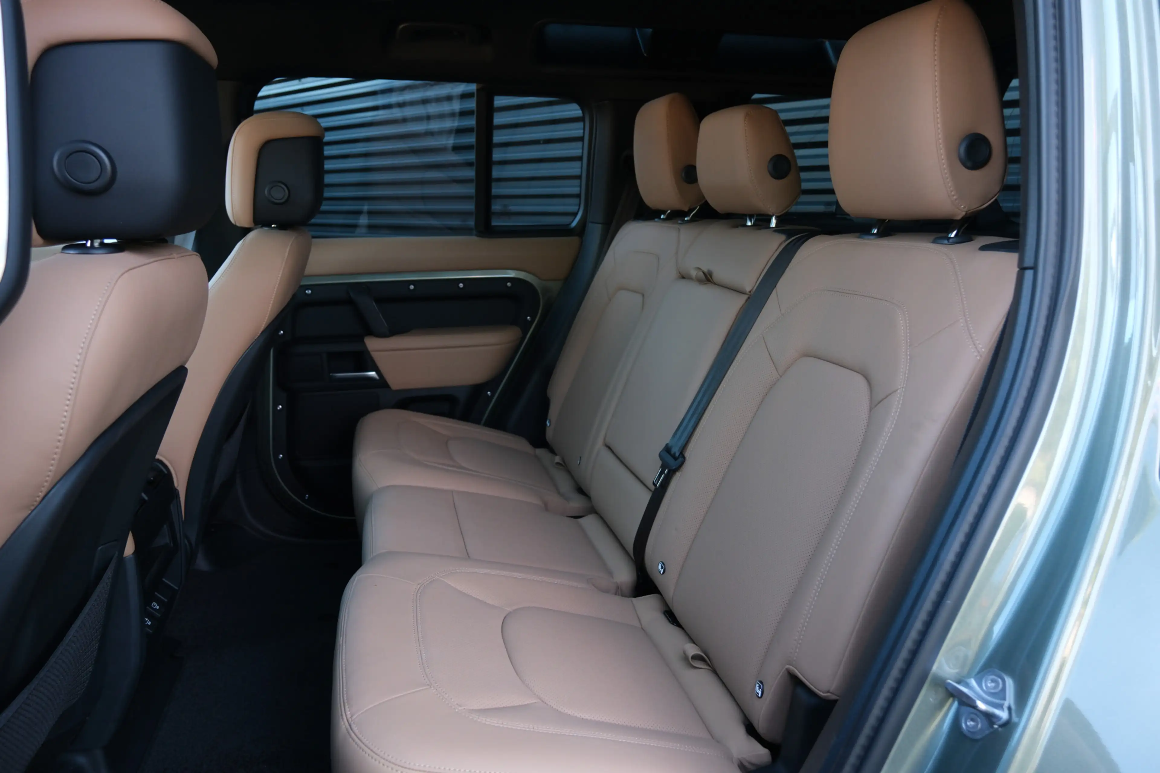 Land Rover Defender 110 P300e X-Dynamic HSE | HNP € 126060,- | Caraway — photo 5